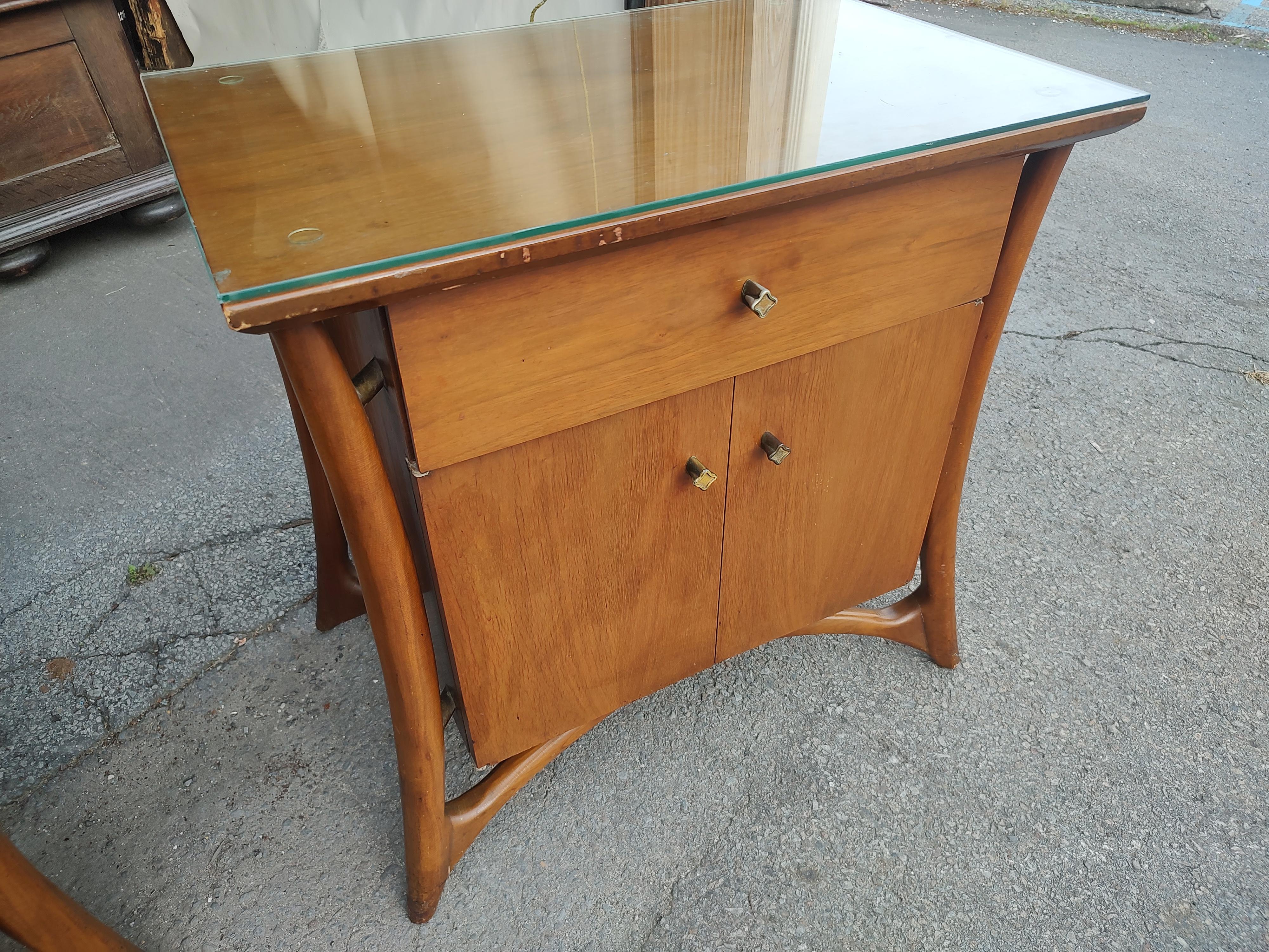 Paire de tables de nuit sculpturales en noyer de style mi-siècle moderne par Piet Hein en vente 6