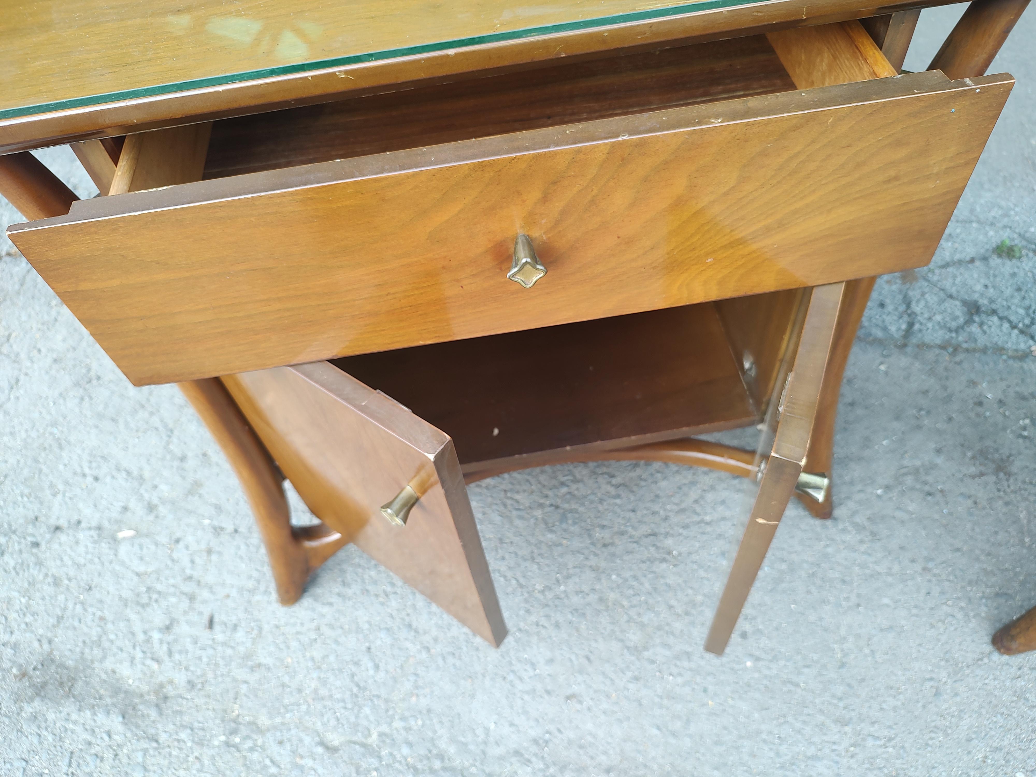 Milieu du XXe siècle Paire de tables de nuit sculpturales en noyer de style mi-siècle moderne par Piet Hein en vente