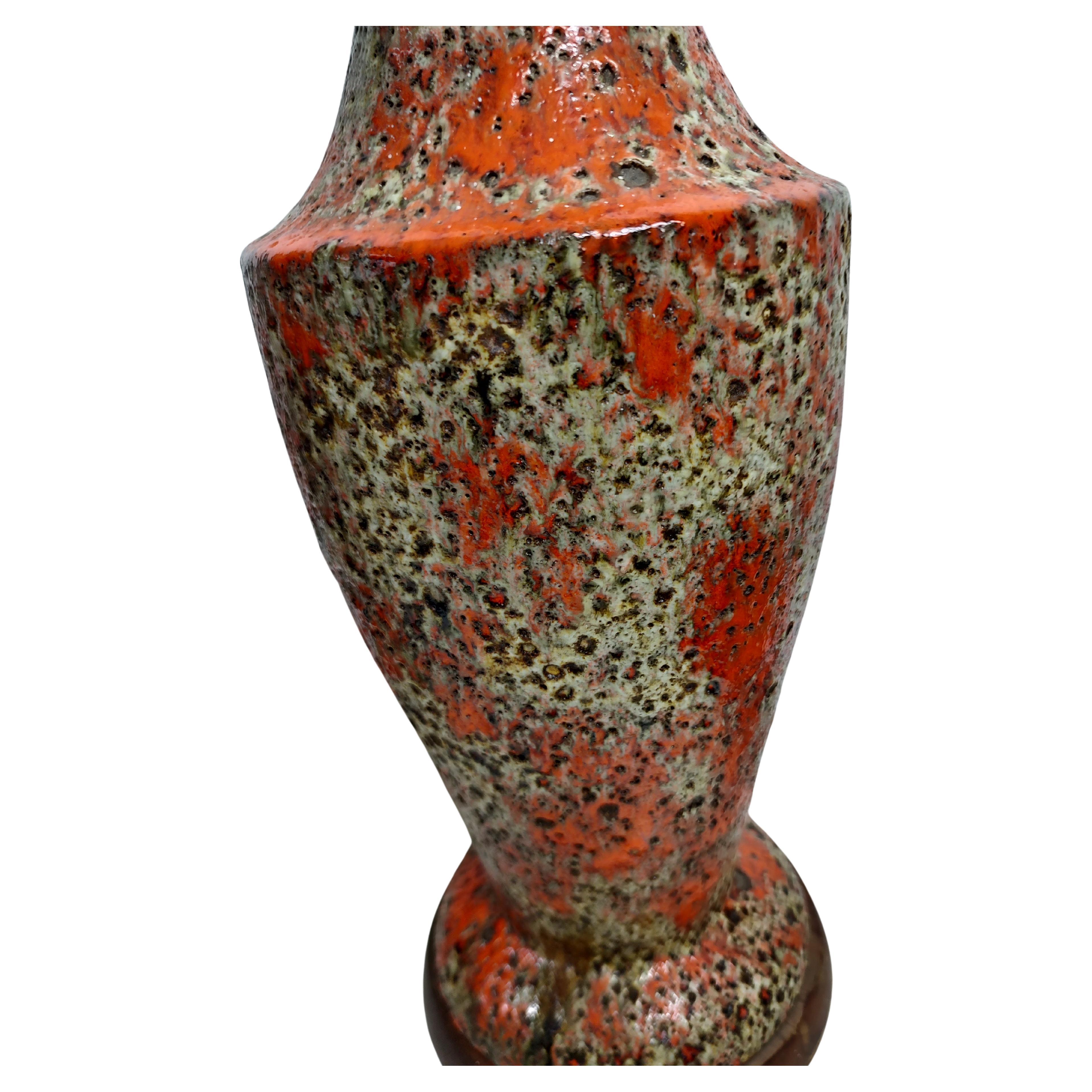 Fabuleuse paire de lampes de table sculpturales en poterie de lave volcanique en noyer, de style moderne du milieu du siècle, de couleur orange variée. Base et tige en noyer avec des accents en laiton. En excellent état vintage avec une usure