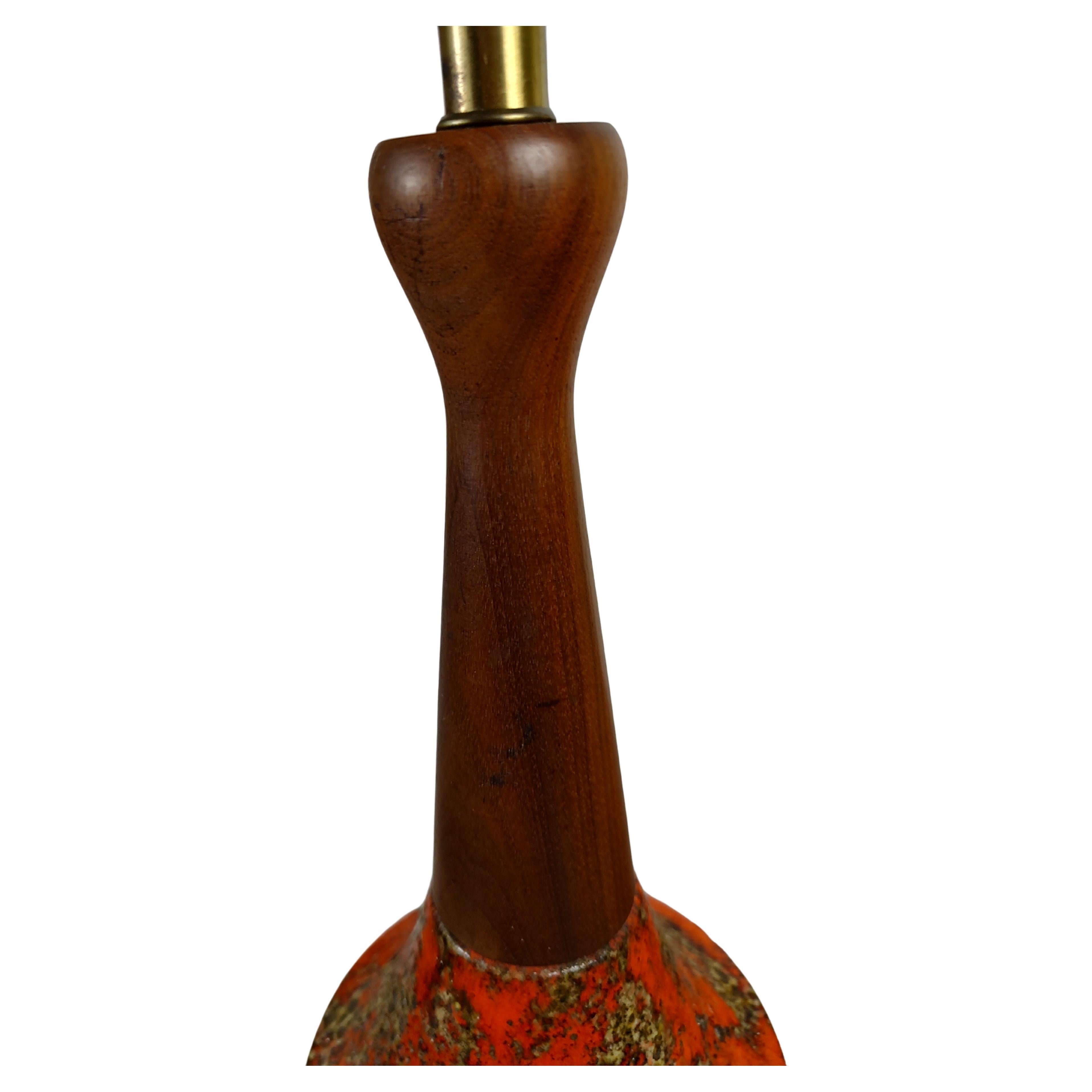 Mid-Century Modern Paire de lampes de bureau sculpturales mi-siècle moderne en noyer et poterie de lave volcanique en vente
