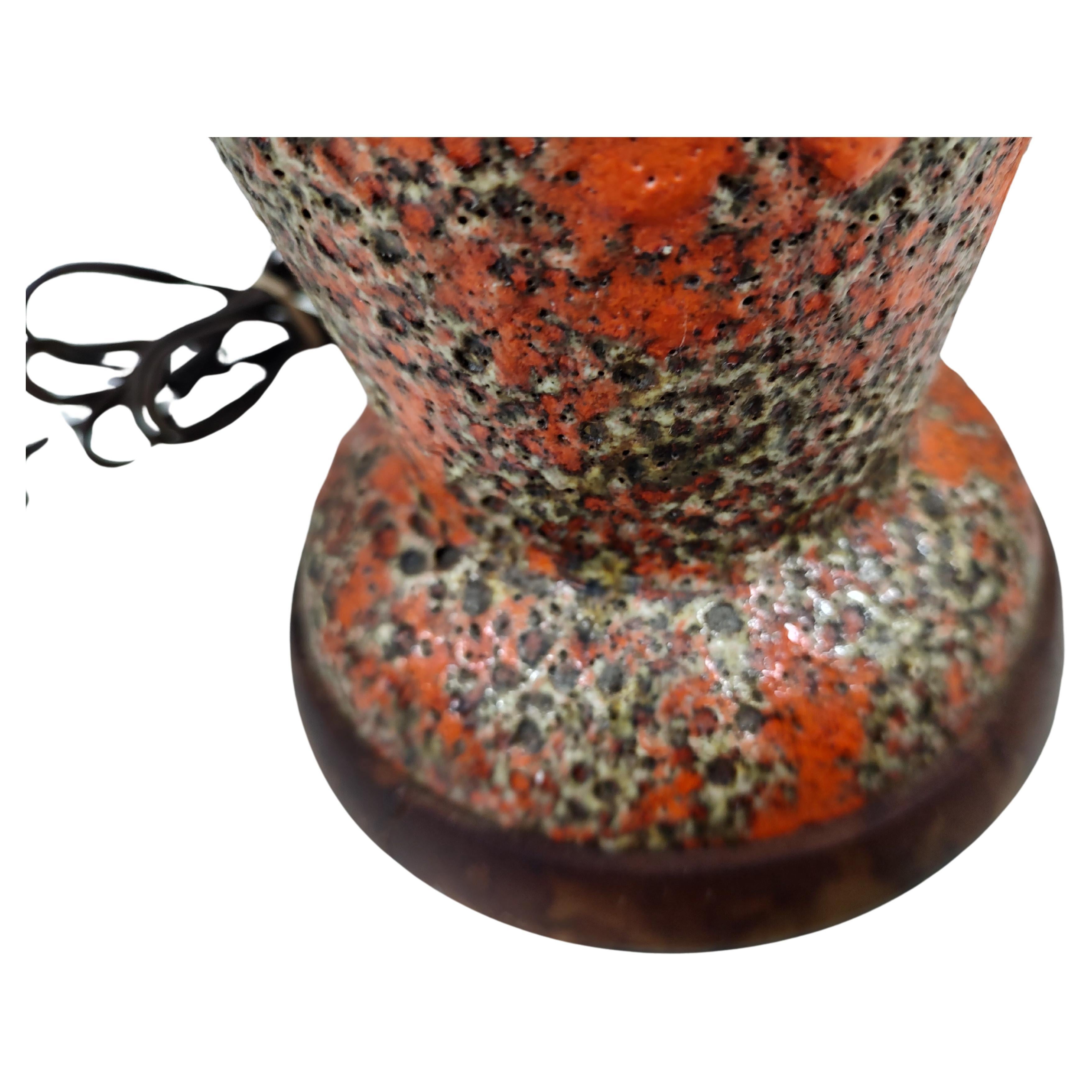 Américain Paire de lampes de bureau sculpturales mi-siècle moderne en noyer et poterie de lave volcanique en vente
