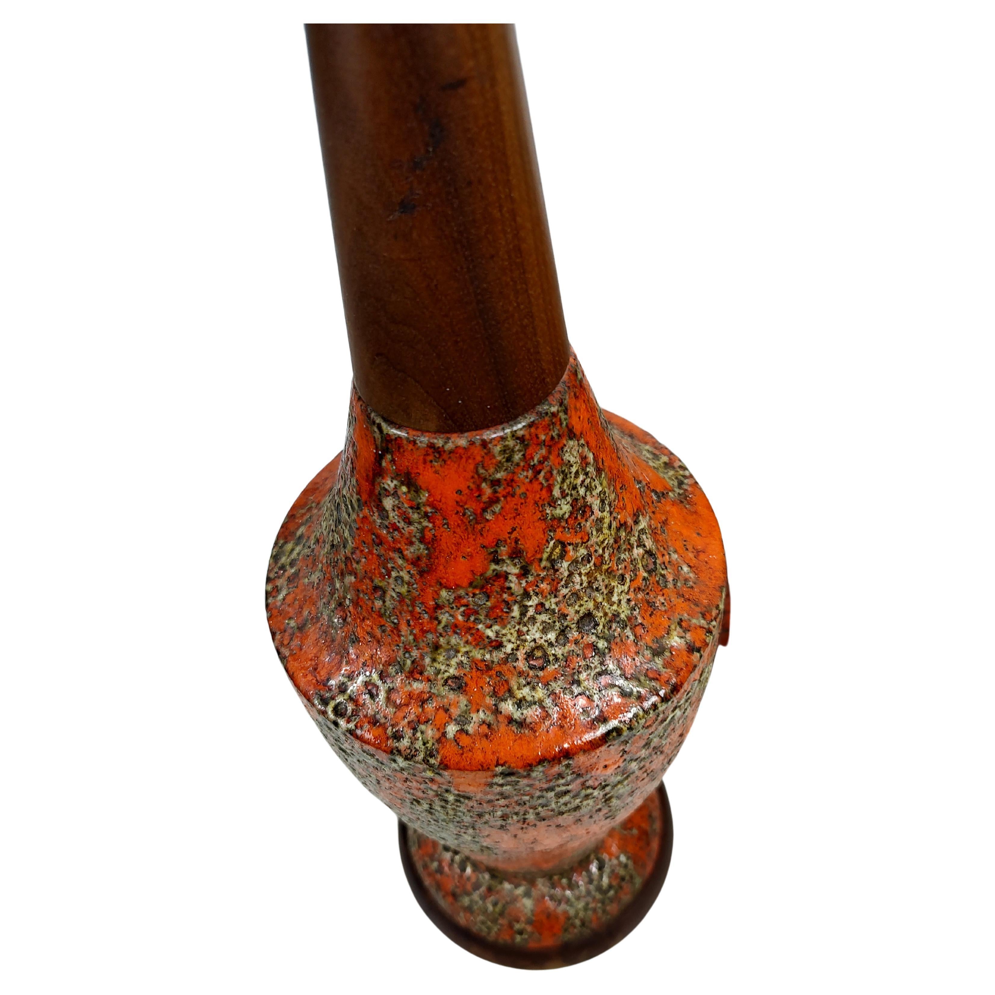 Fait main Paire de lampes de bureau sculpturales mi-siècle moderne en noyer et poterie de lave volcanique en vente