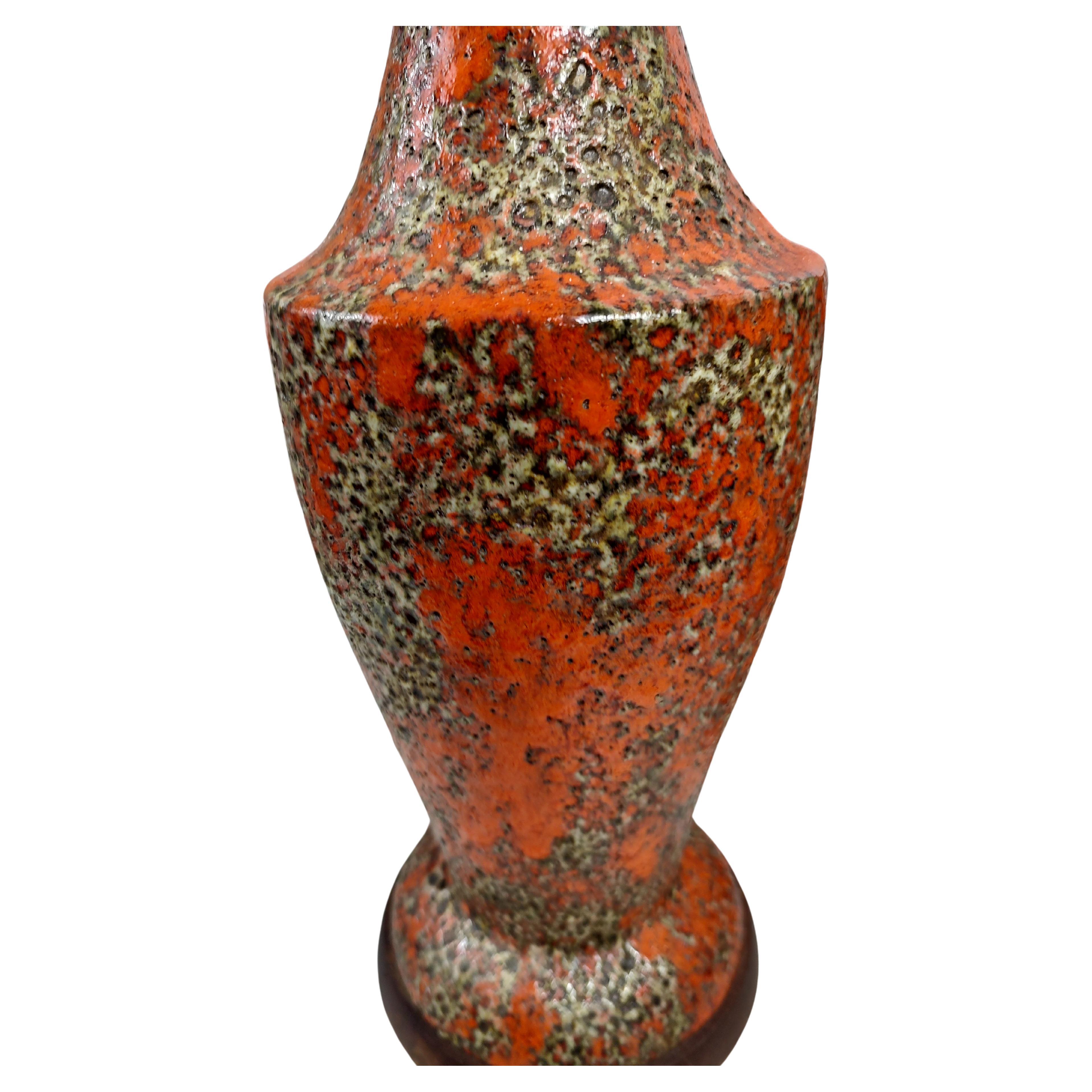 Milieu du XXe siècle Paire de lampes de bureau sculpturales mi-siècle moderne en noyer et poterie de lave volcanique en vente