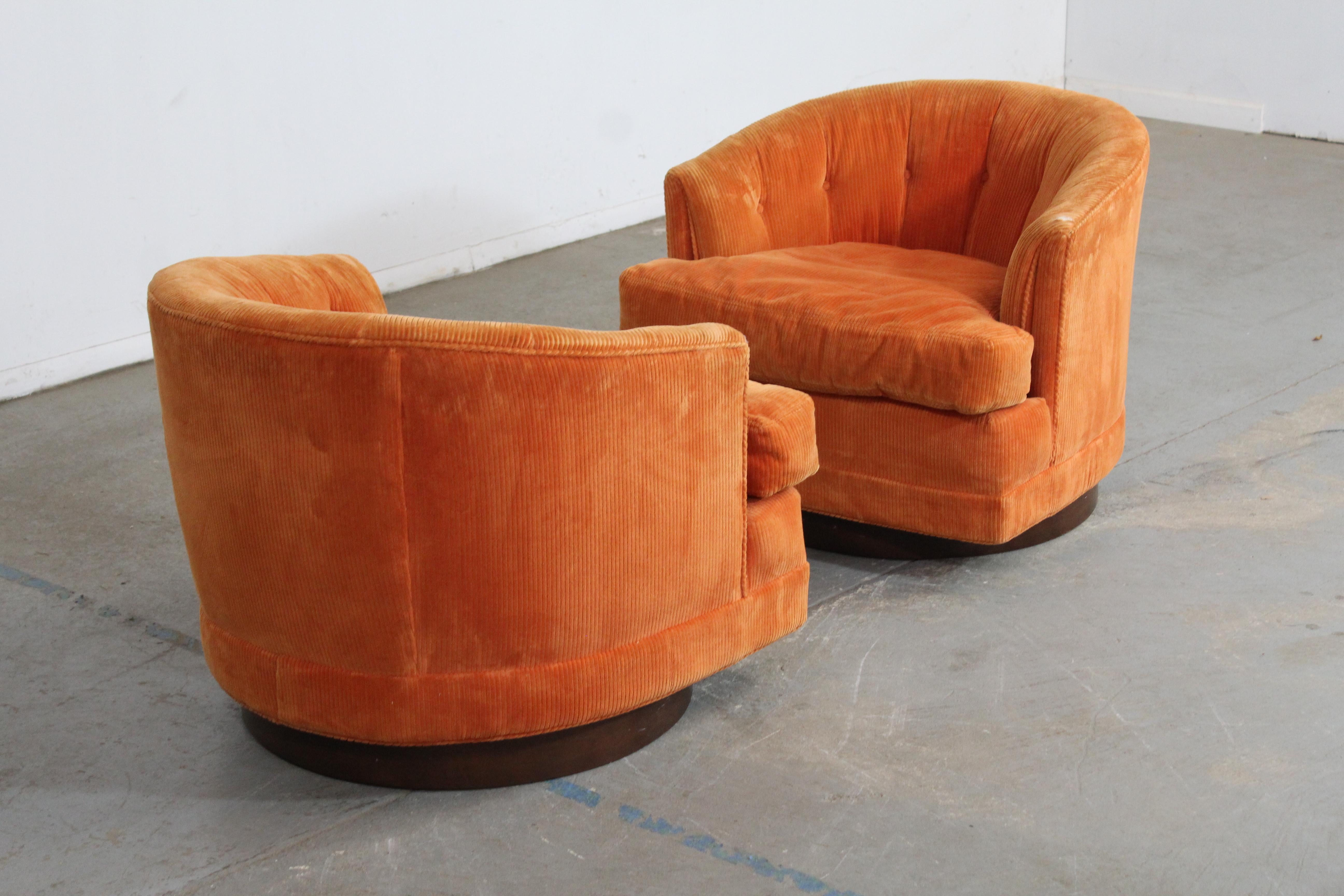 Paar moderne Selig Barrel Back Swivel Club Chairs aus der Mitte des Jahrhunderts auf Nussbaumsockel im Angebot 4