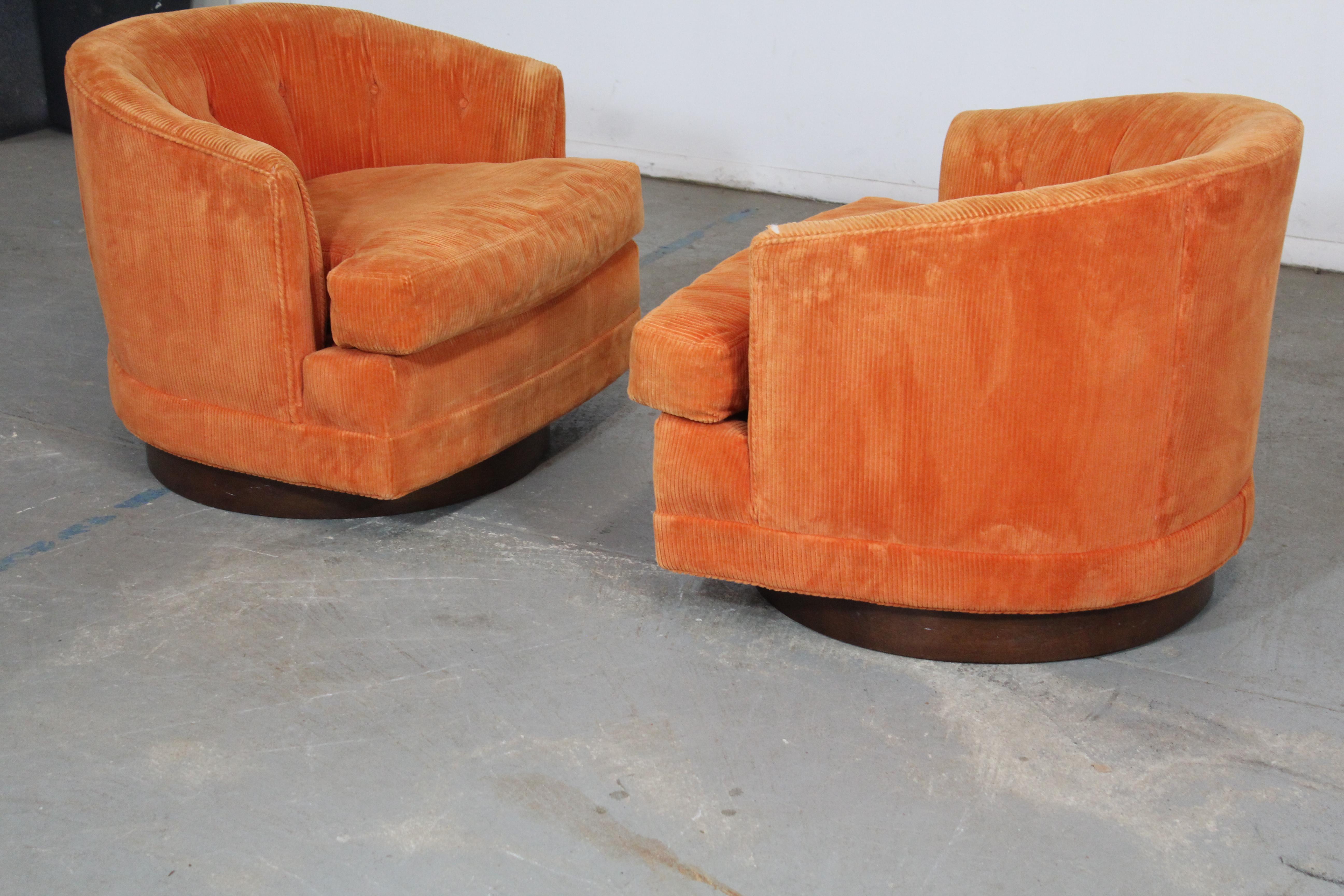 Paar moderne Selig Barrel Back Swivel Club Chairs aus der Mitte des Jahrhunderts auf Nussbaumsockel im Angebot 7