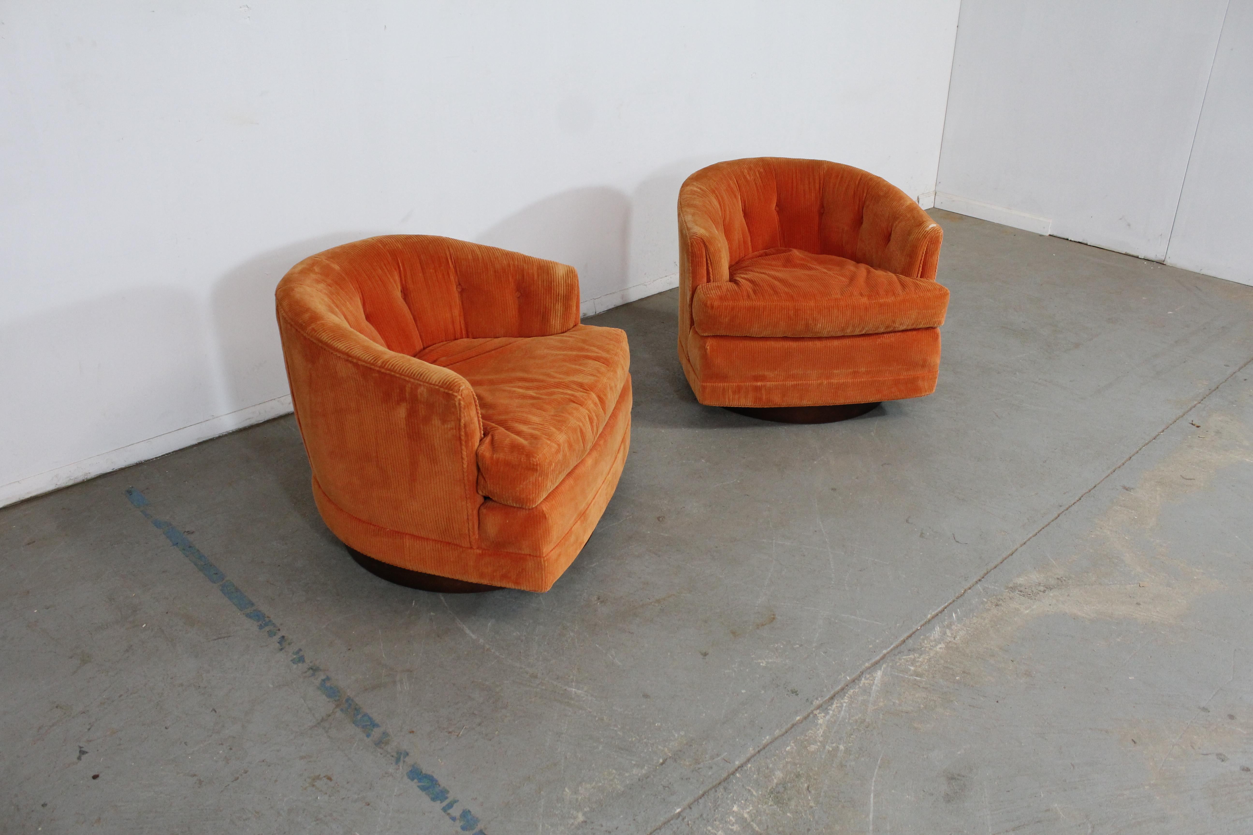 Paar moderne Selig Barrel Back Swivel Club Chairs aus der Mitte des Jahrhunderts auf Nussbaumsockel (Moderne der Mitte des Jahrhunderts) im Angebot