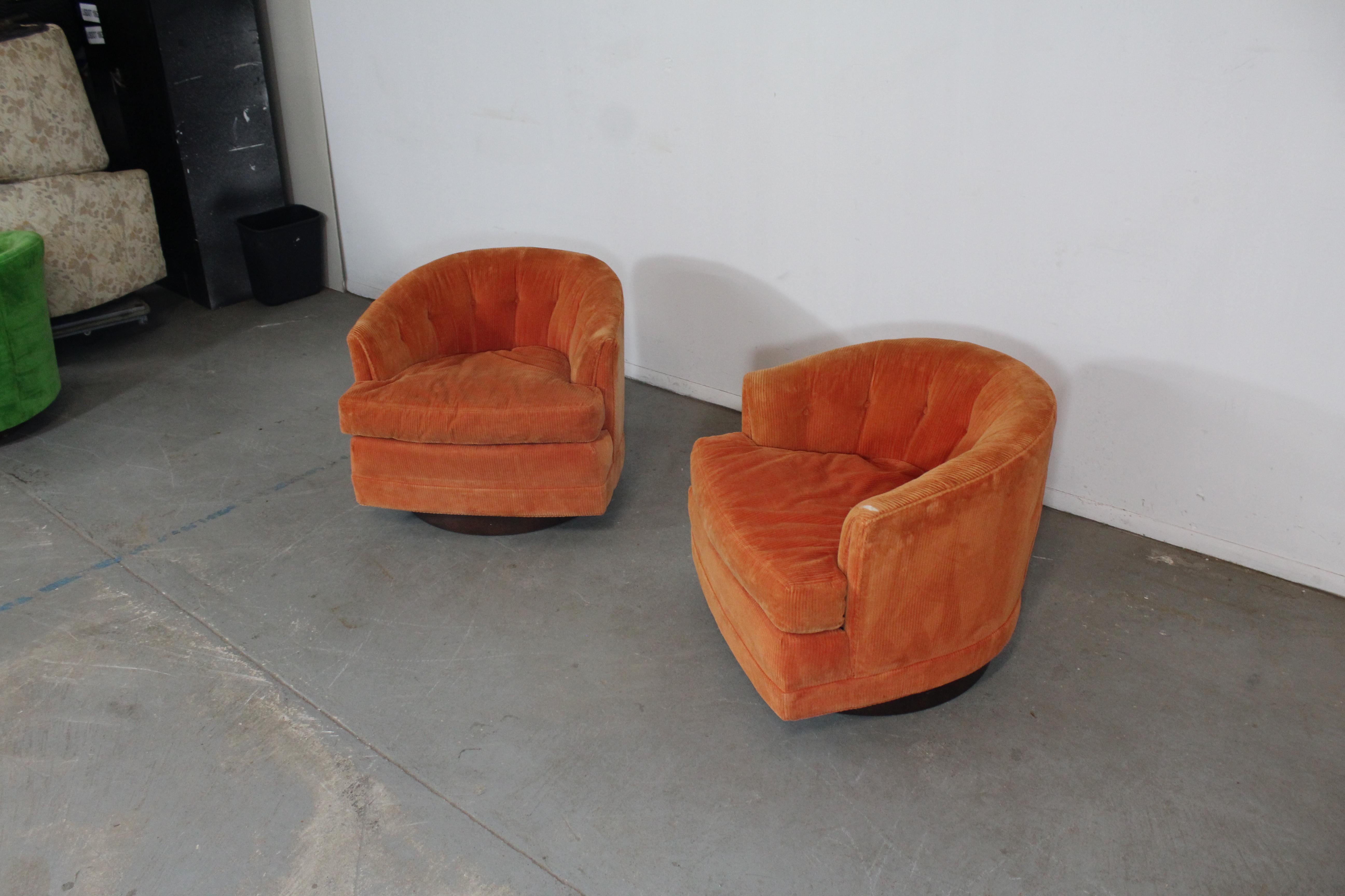 Paar moderne Selig Barrel Back Swivel Club Chairs aus der Mitte des Jahrhunderts auf Nussbaumsockel (amerikanisch) im Angebot