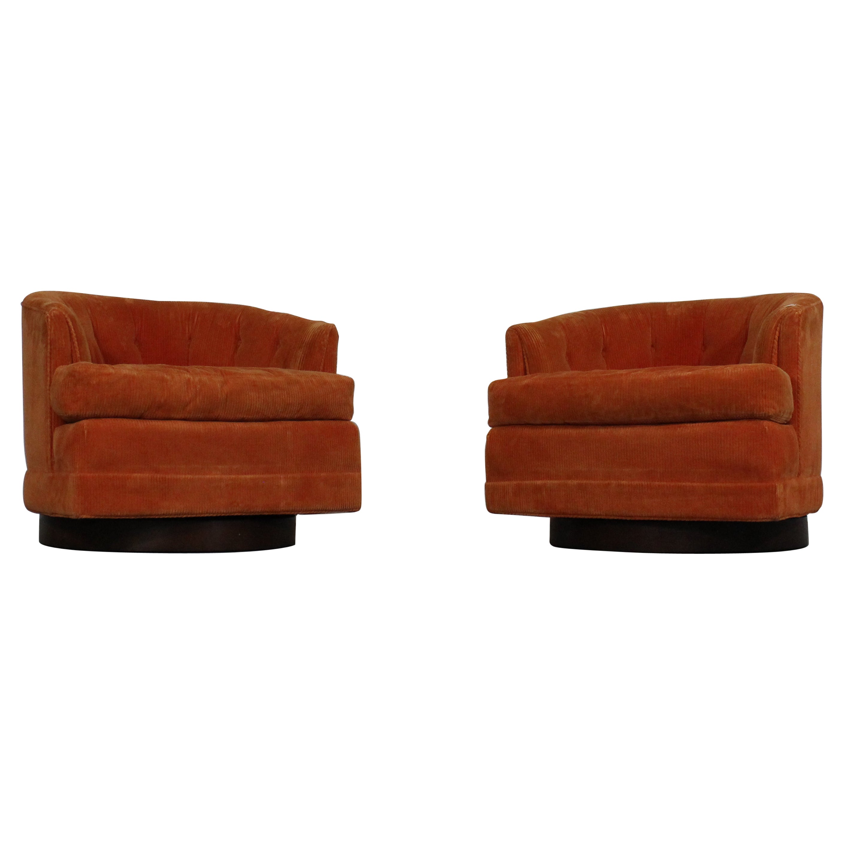 Paar moderne Selig Barrel Back Swivel Club Chairs aus der Mitte des Jahrhunderts auf Nussbaumsockel