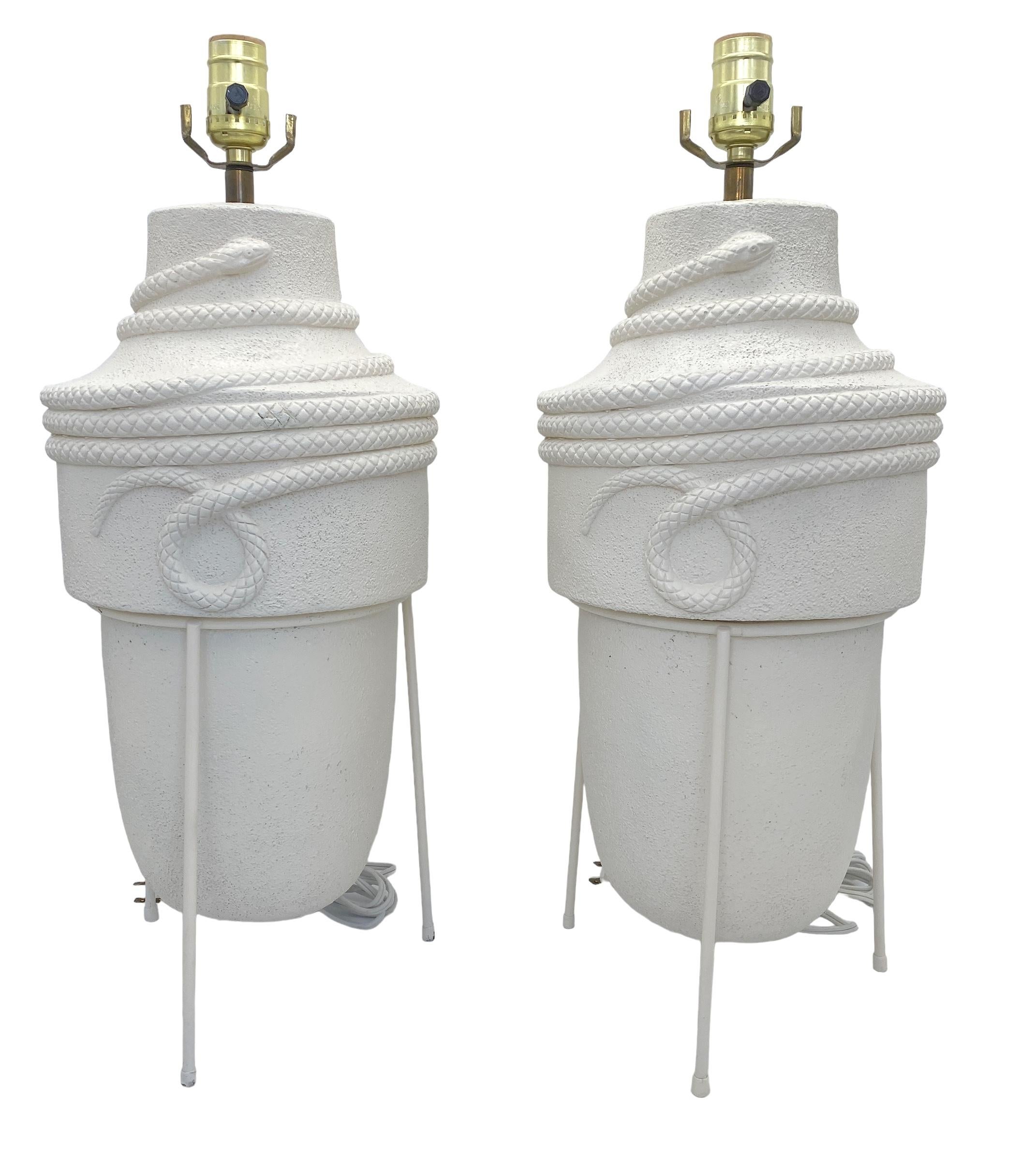 Paar moderne Blanc de Chine-Keramiklampen mit Schlangenmotiv aus der Mitte des Jahrhunderts im Angebot 2