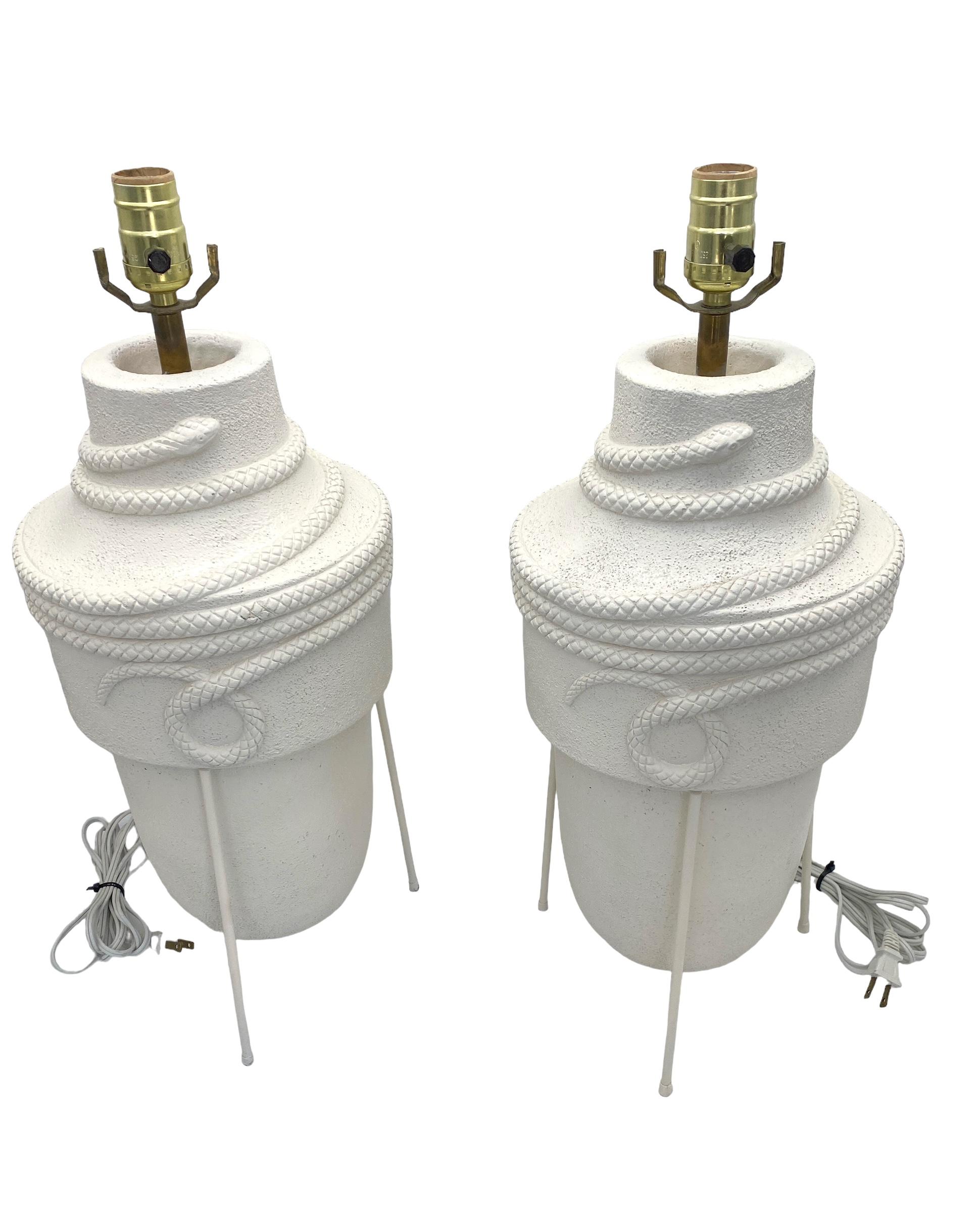Paar moderne Blanc de Chine-Keramiklampen mit Schlangenmotiv aus der Mitte des Jahrhunderts (Moderne der Mitte des Jahrhunderts) im Angebot