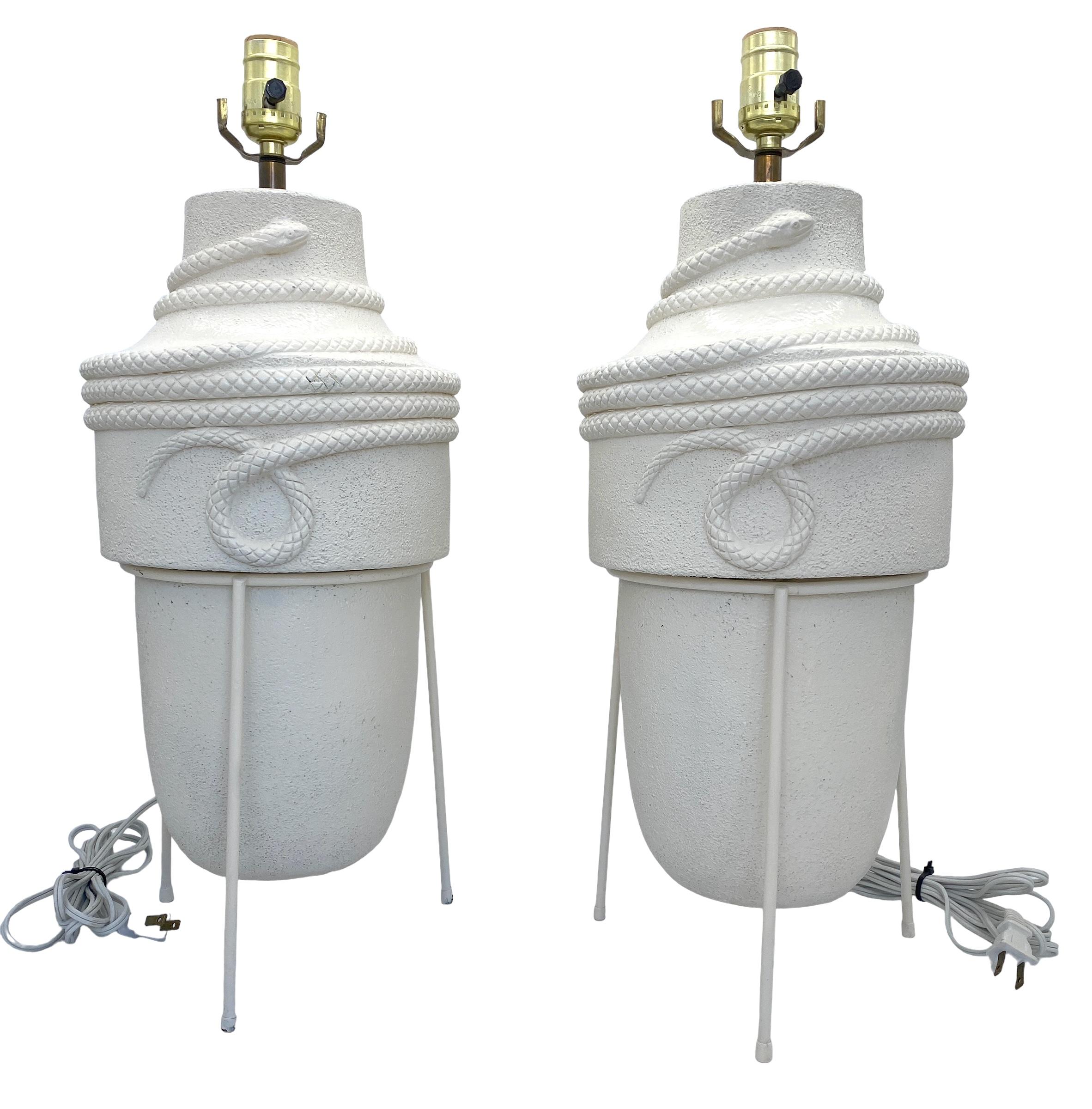 Paar moderne Blanc de Chine-Keramiklampen mit Schlangenmotiv aus der Mitte des Jahrhunderts (20. Jahrhundert) im Angebot