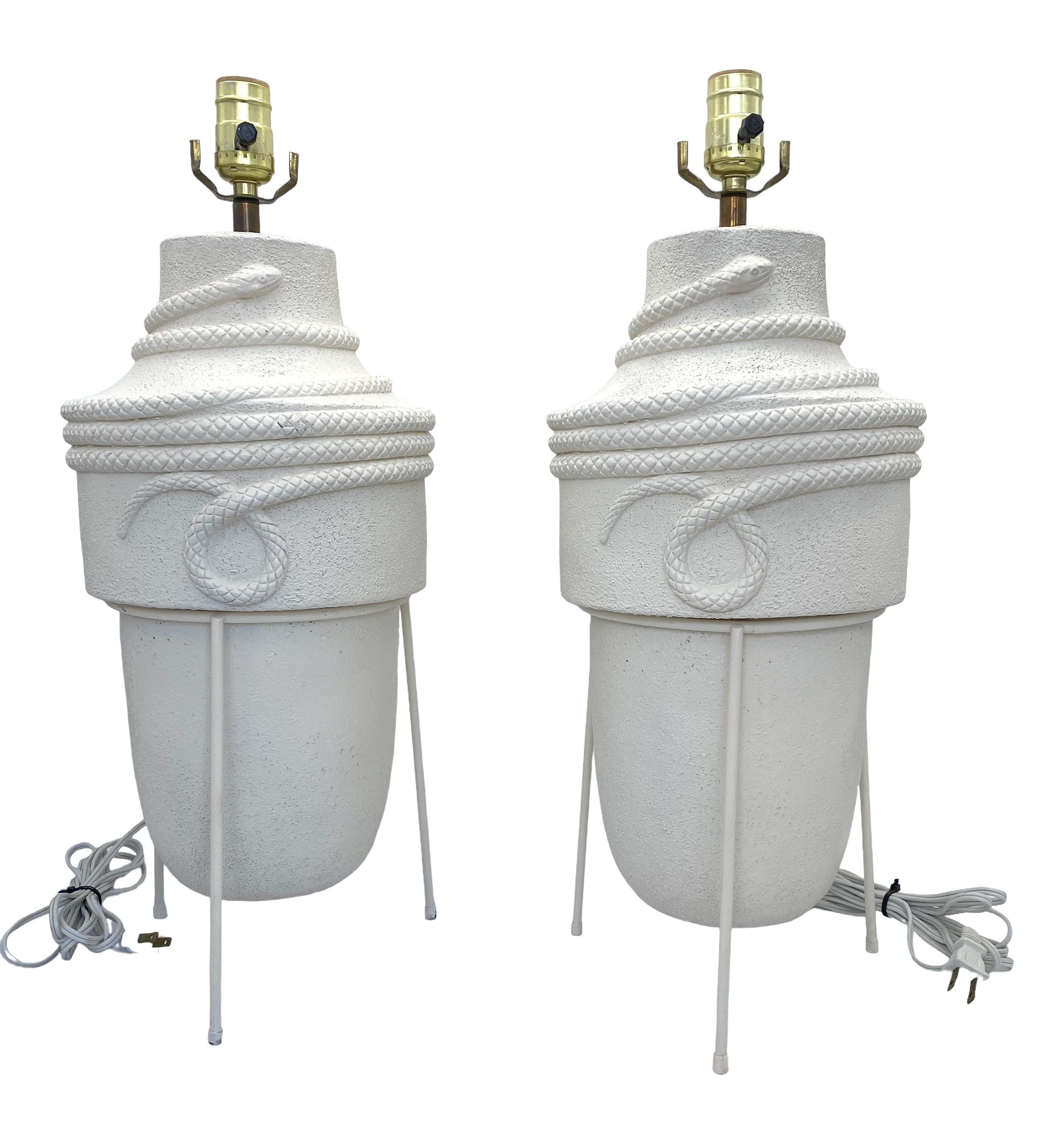 Paar moderne Blanc de Chine-Keramiklampen mit Schlangenmotiv aus der Mitte des Jahrhunderts im Angebot 1