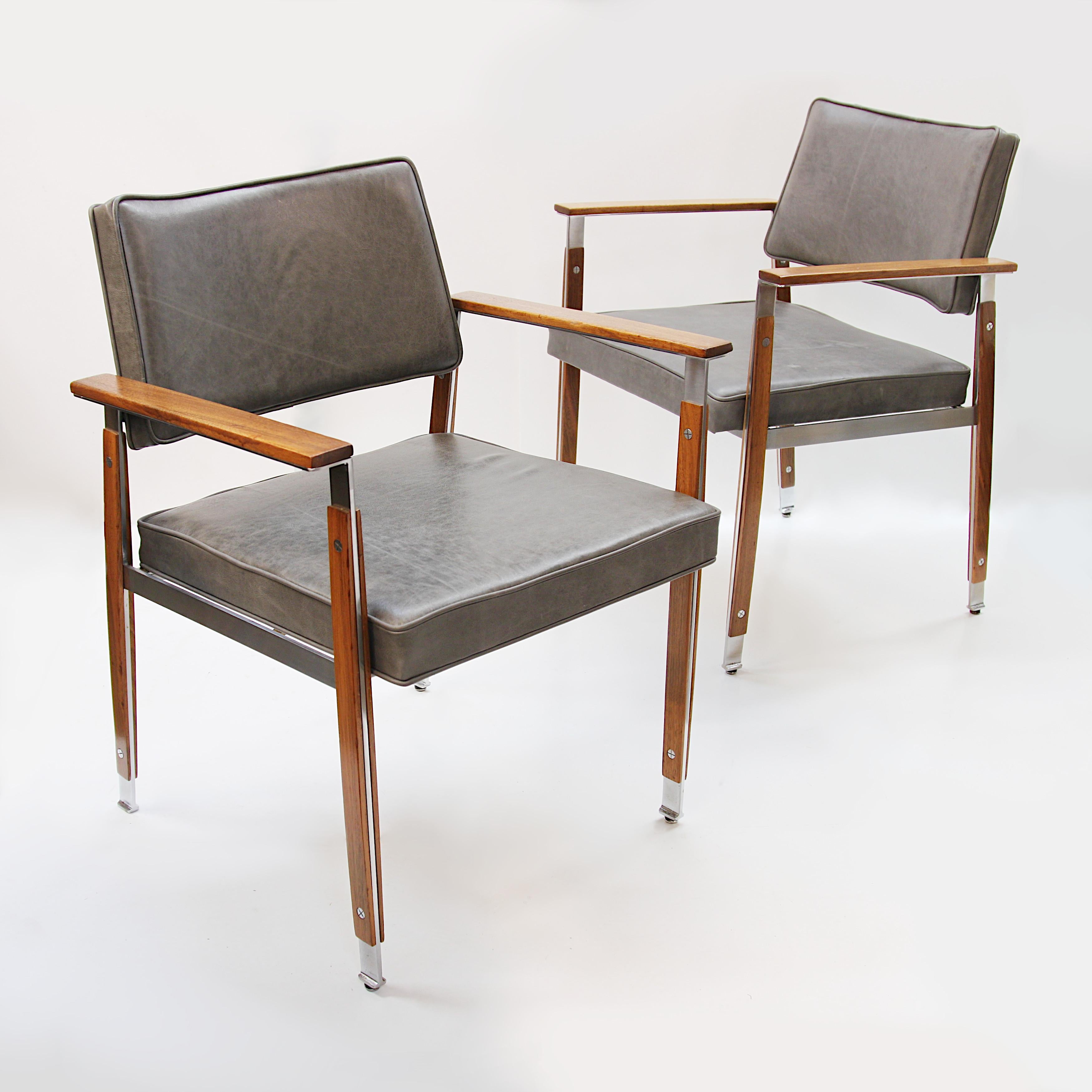 Rare paire de fauteuils conçus par William B Sklaroff pour la ligne de meubles ultra five group de la Robert John Furniture Company. Les chaises sont dotées d'un cadre unique en acier inoxydable recouvert de fines lattes en noyer qui rappellent le