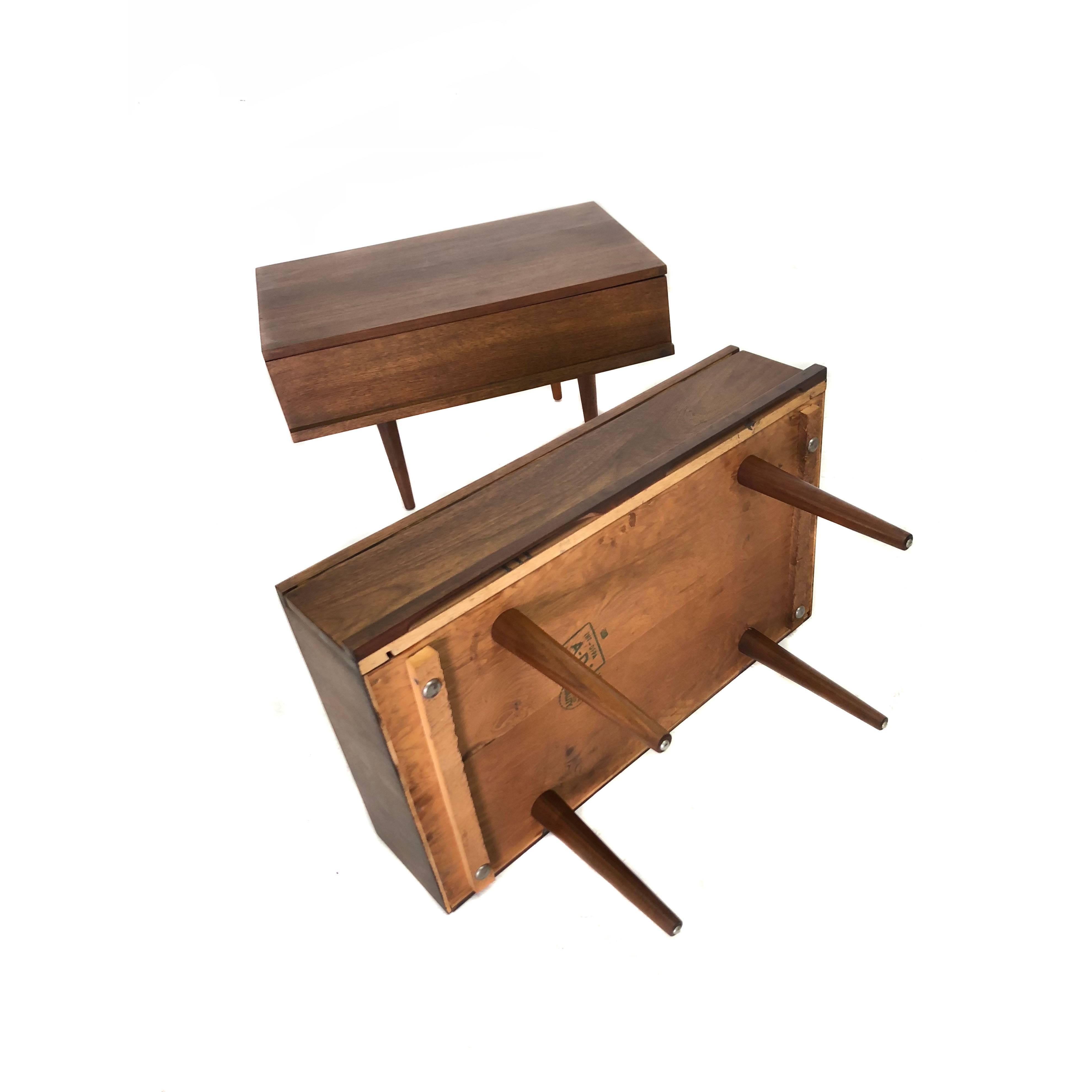 Walnut Pair of Mid-Century Modern Side Tables by Mel Smilow For Sale