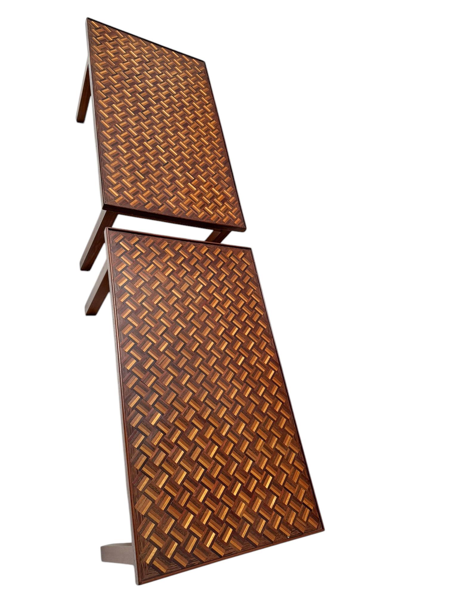 Magnifique et rare paire de tables d'appoint de style moderne du milieu du siècle.
Un design néerlandais saisissant des années 1960.
Base en wengé massif avec plateaux incrustés de divers placages.
Rare car il s'agit d'une paire identique.
Ce