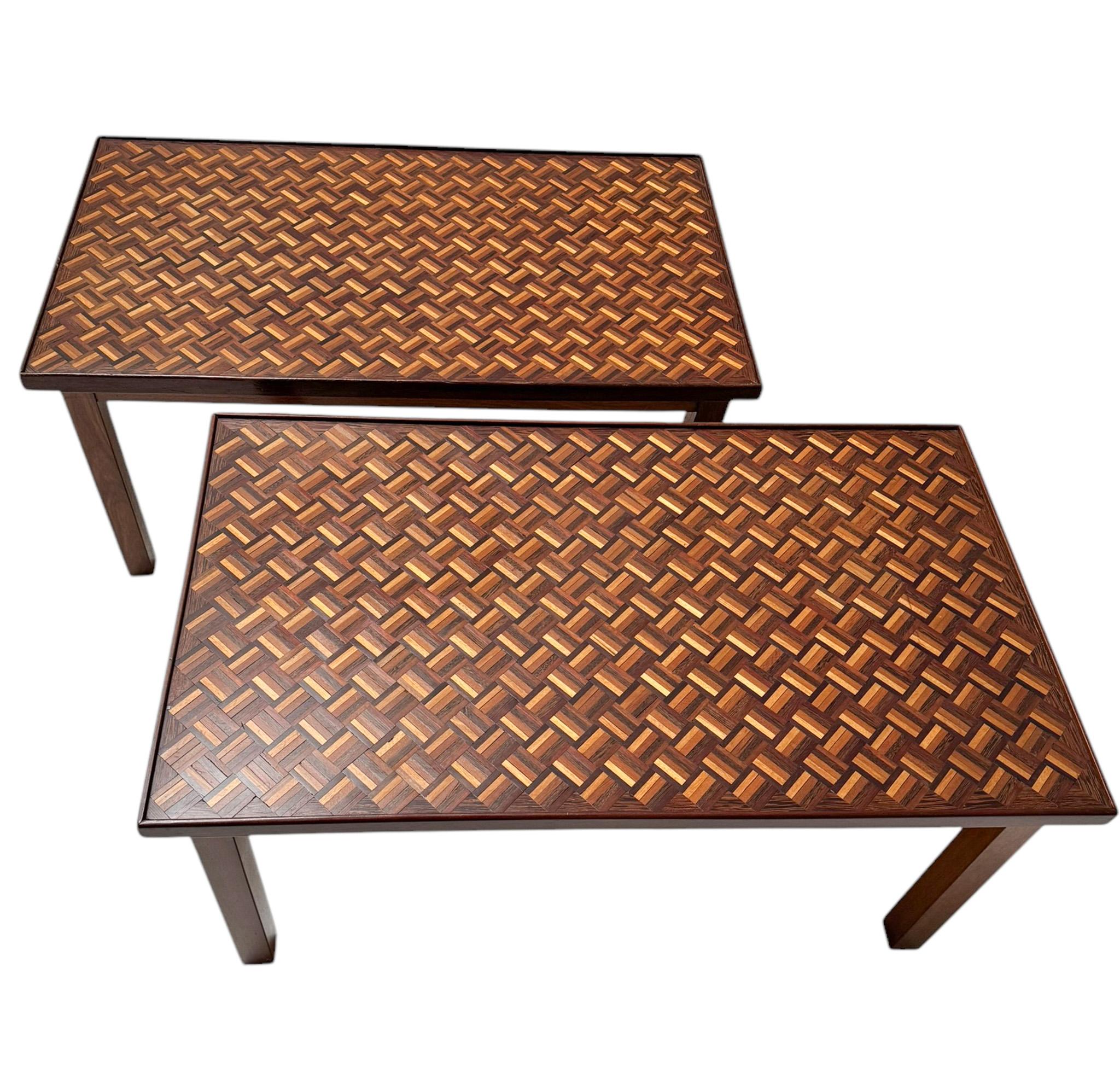 Milieu du XXe siècle Paire de tables d'appoint The Modernity avec plateaux incrustés de mosaïque, années 1960 en vente