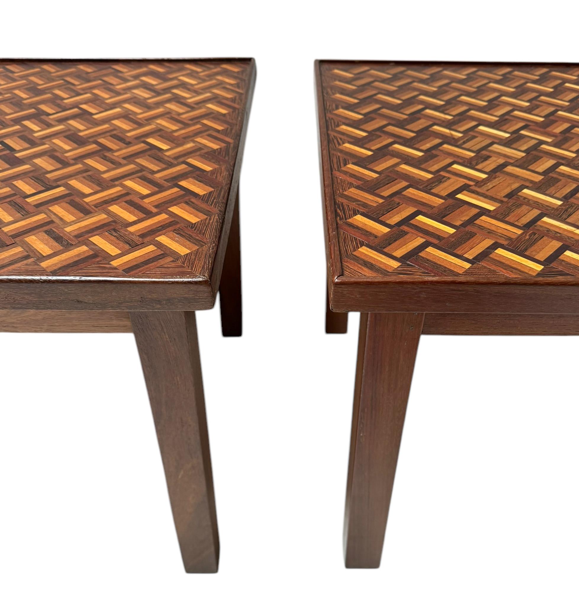 Bois de feuillus Paire de tables d'appoint The Modernity avec plateaux incrustés de mosaïque, années 1960 en vente