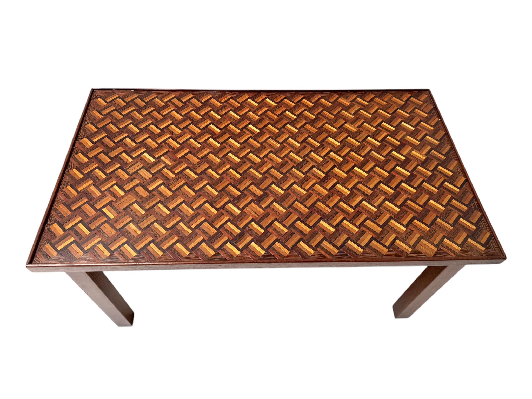 Paire de tables d'appoint The Modernity avec plateaux incrustés de mosaïque, années 1960 en vente 1