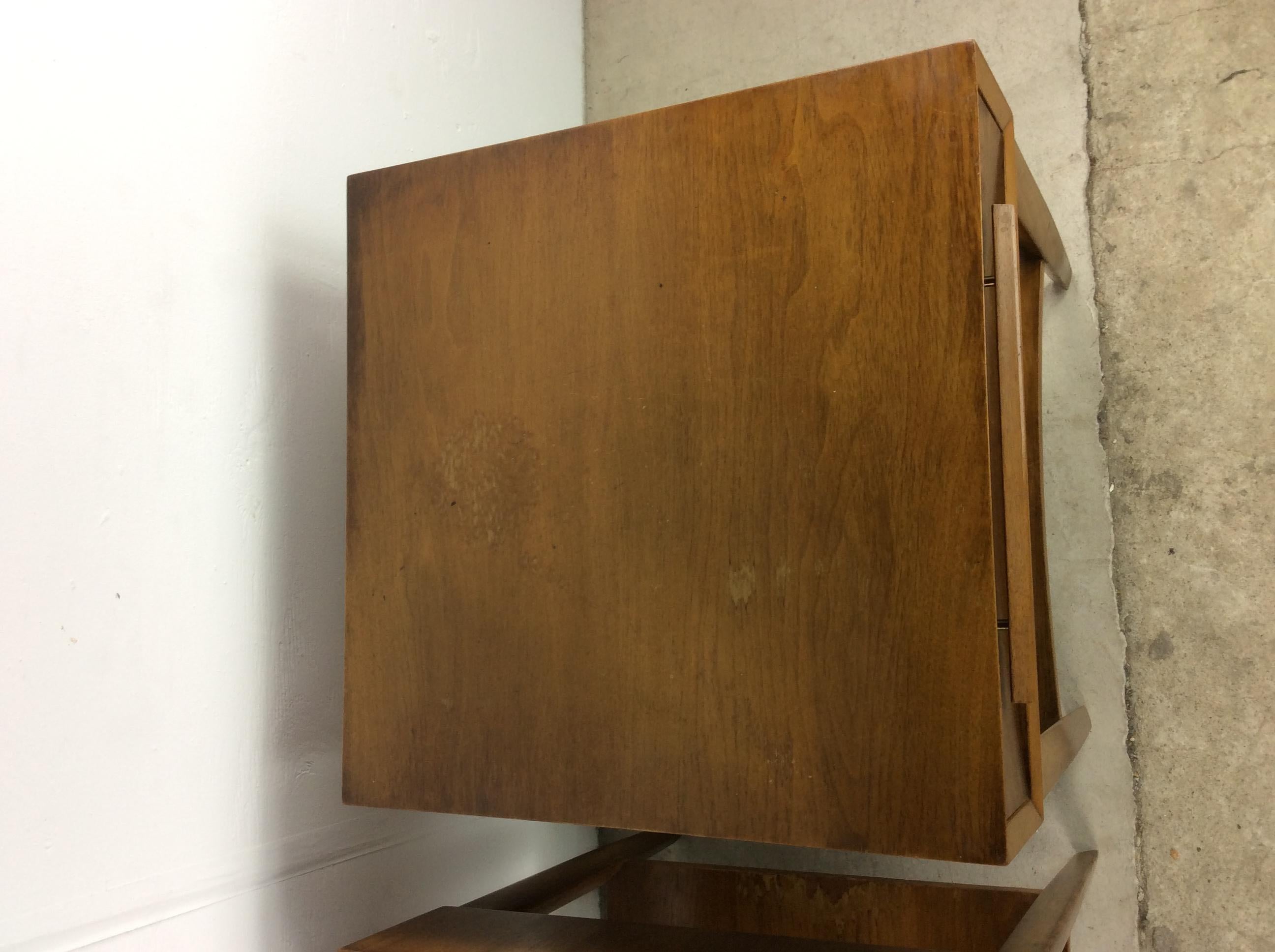 Pair of Mid Century Modern Single Drawer Nightstands by Widdicomb In Good Condition For Sale In Freehold, NJ