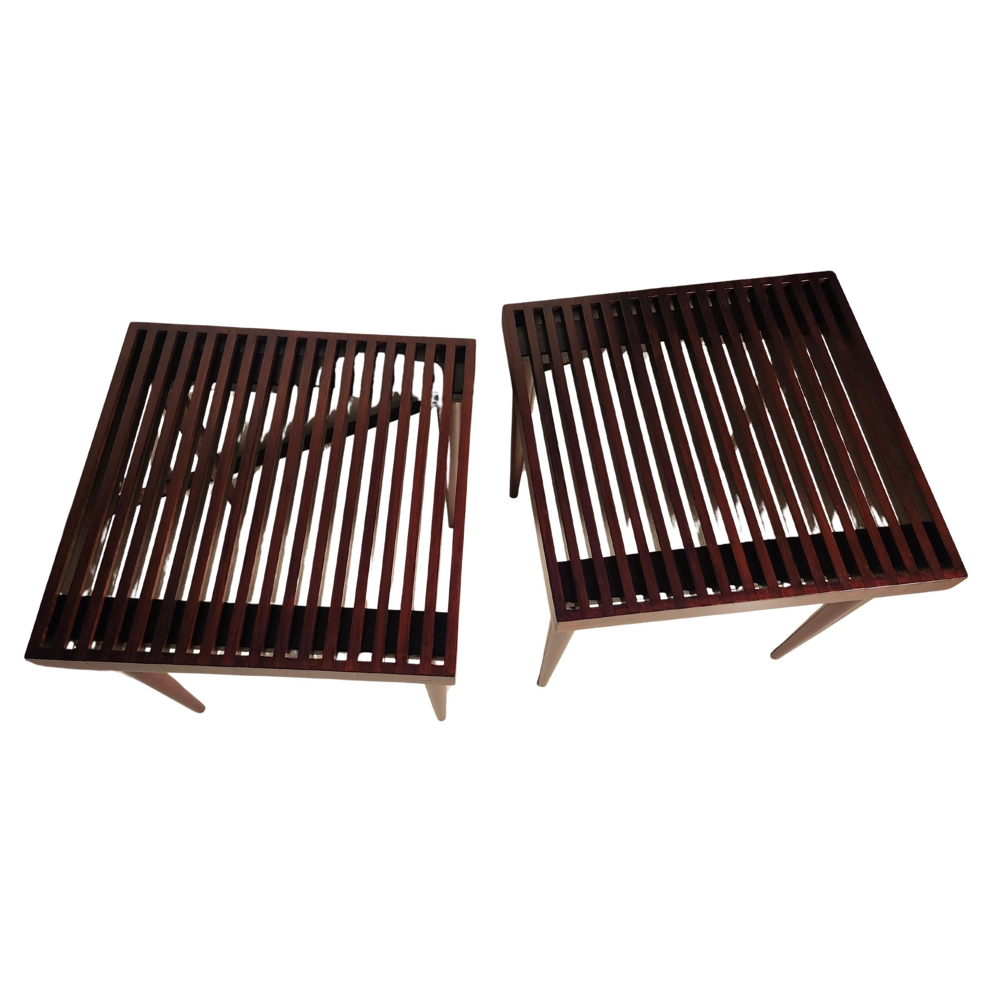 Fabuleuse paire de tables d'appoint à lattes sculpturales du milieu du siècle dernier avec menuiserie apparente faisant partie du design de Mel Smilow. La paire a été restaurée par des professionnels et est en excellent état.  Tables en noyer avec