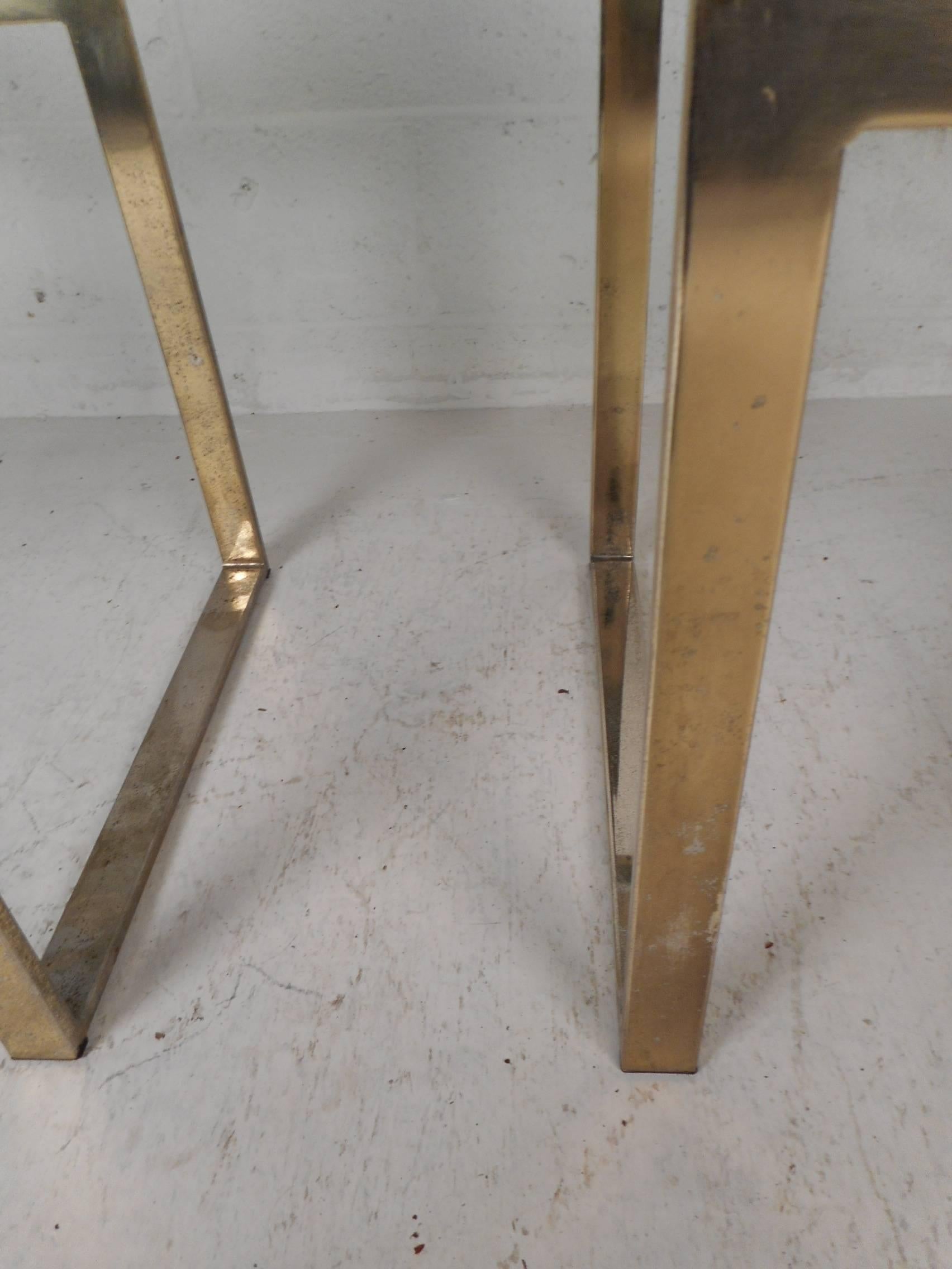 Métal Paire de tables d'extrémité à pieds latéraux de style mi-siècle moderne en vente