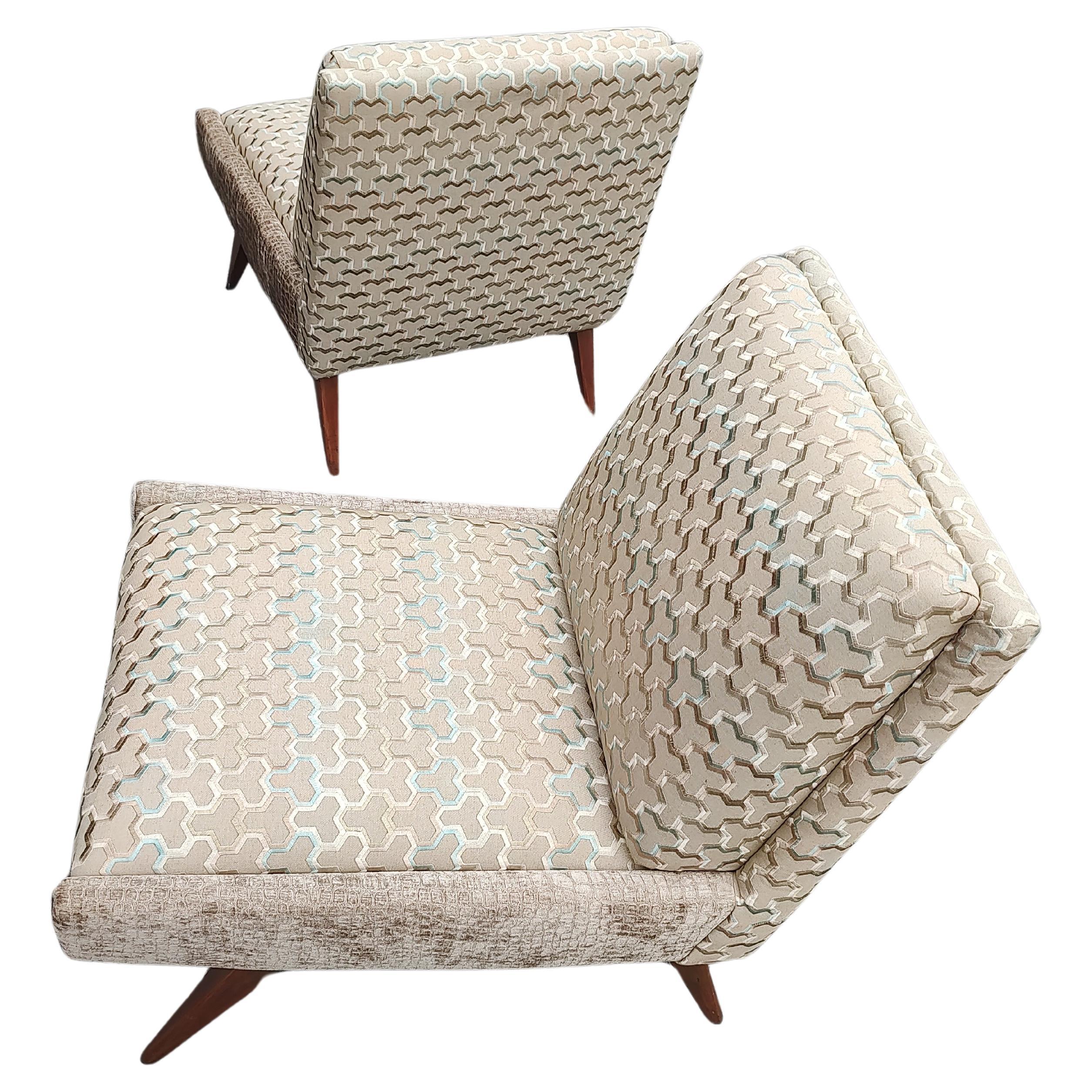 Fabuloso par de sillas Slipper escultóricas modernas de mediados de siglo, de Paul McCobb Planner Group. Recuperado en dos tejidos contrastados pero compatibles. Totalmente reconstruida con patas de arce repulidas. En excelente estado vintage, sin
