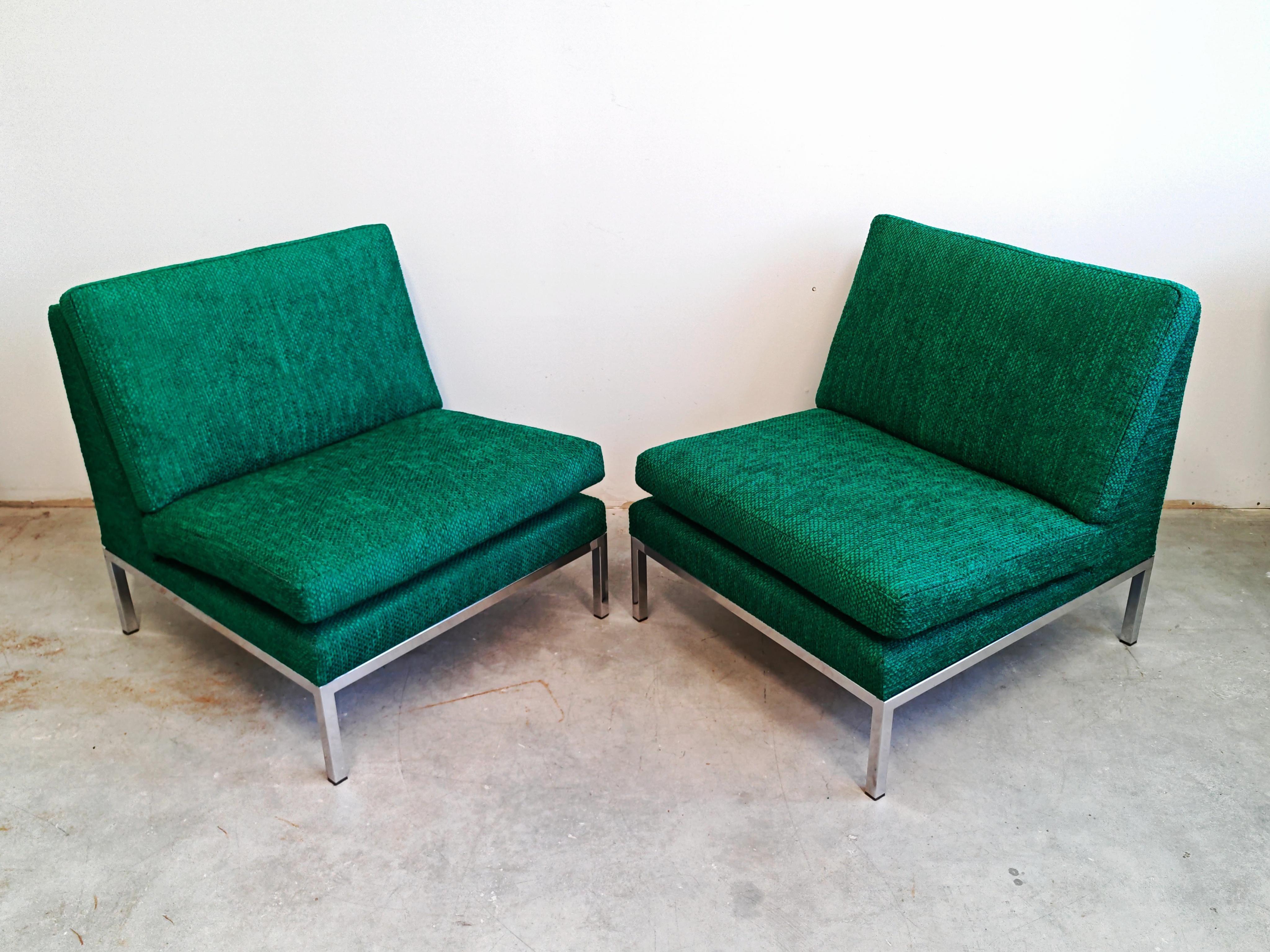 In diesem Angebot finden Sie ein Paar Mid Century Modern Slipper Chairs, entworfen von Florence Knoll. Sie zeichnen sich durch schlichte, gerade Linien aus, die das Gefühl von Schlichtheit und Eleganz vermitteln und durch einen wunderschönen