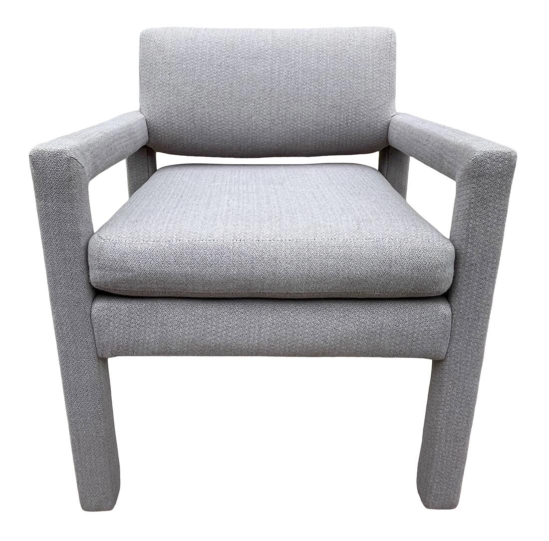 Une belle paire classique de chaises parsons entièrement rembourrées. Ces derniers présentent un encadrement à plus petite échelle. La tapisserie est d'origine et pourrait être mise à jour. La mousse et le rembourrage sont mous et non secs.