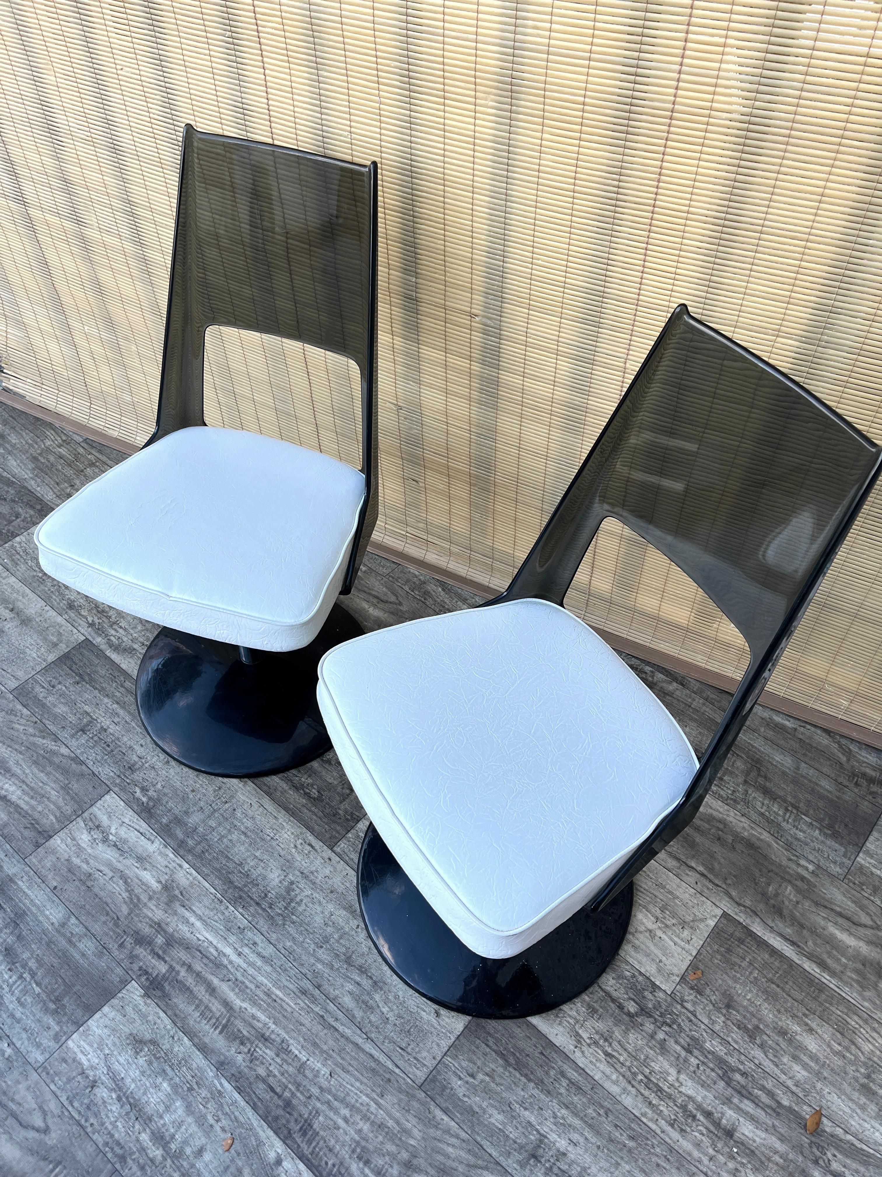 Pair of Mid Century Modern Smoked Lucite Swivel Chairs by Daystrom. Circa 1970s en venta 7
