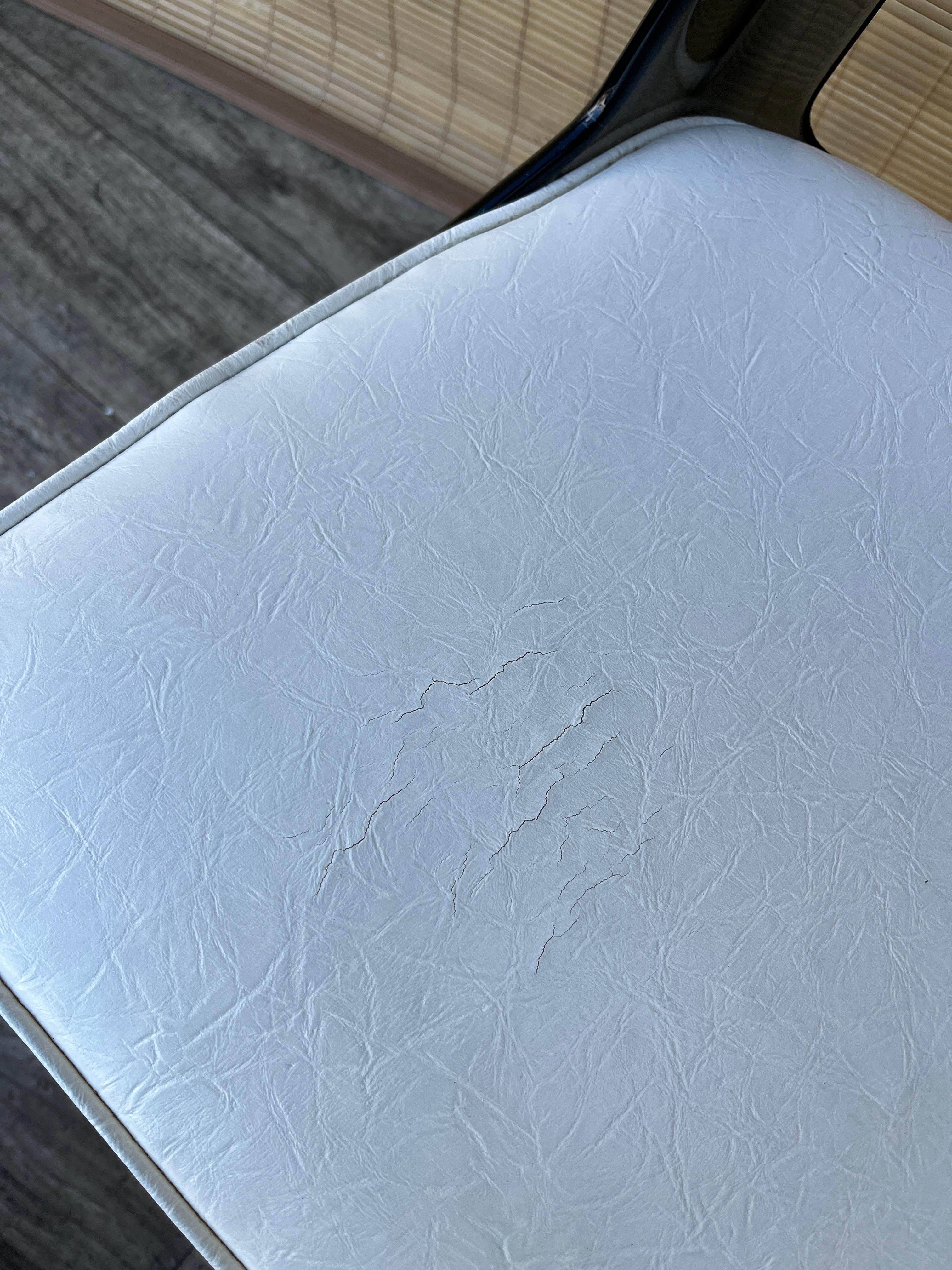 Pair of Mid Century Modern Smoked Lucite Swivel Chairs by Daystrom. Circa 1970s en venta 9