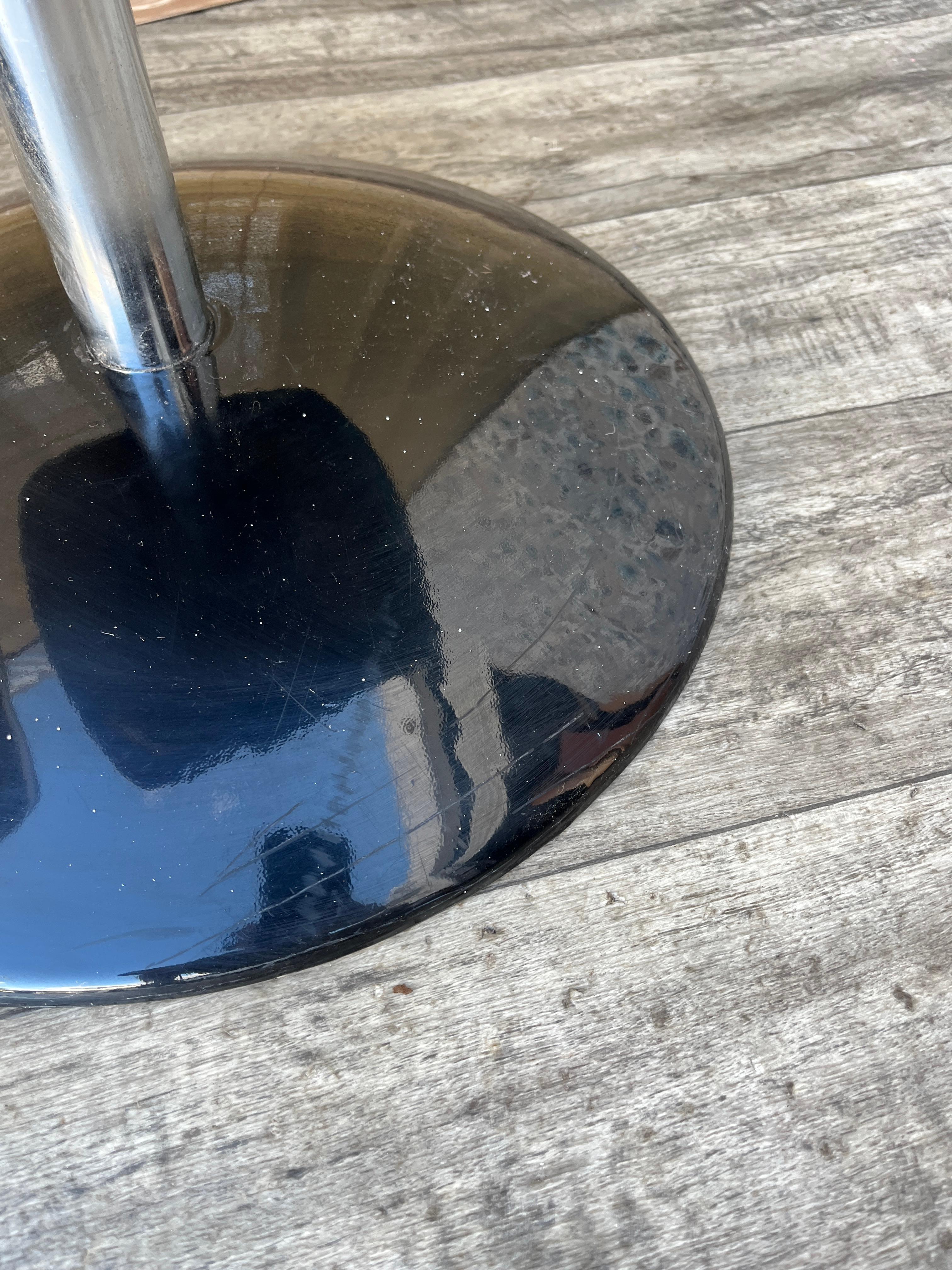 Pair of Mid Century Modern Smoked Lucite Swivel Chairs by Daystrom. Circa 1970s en venta 10