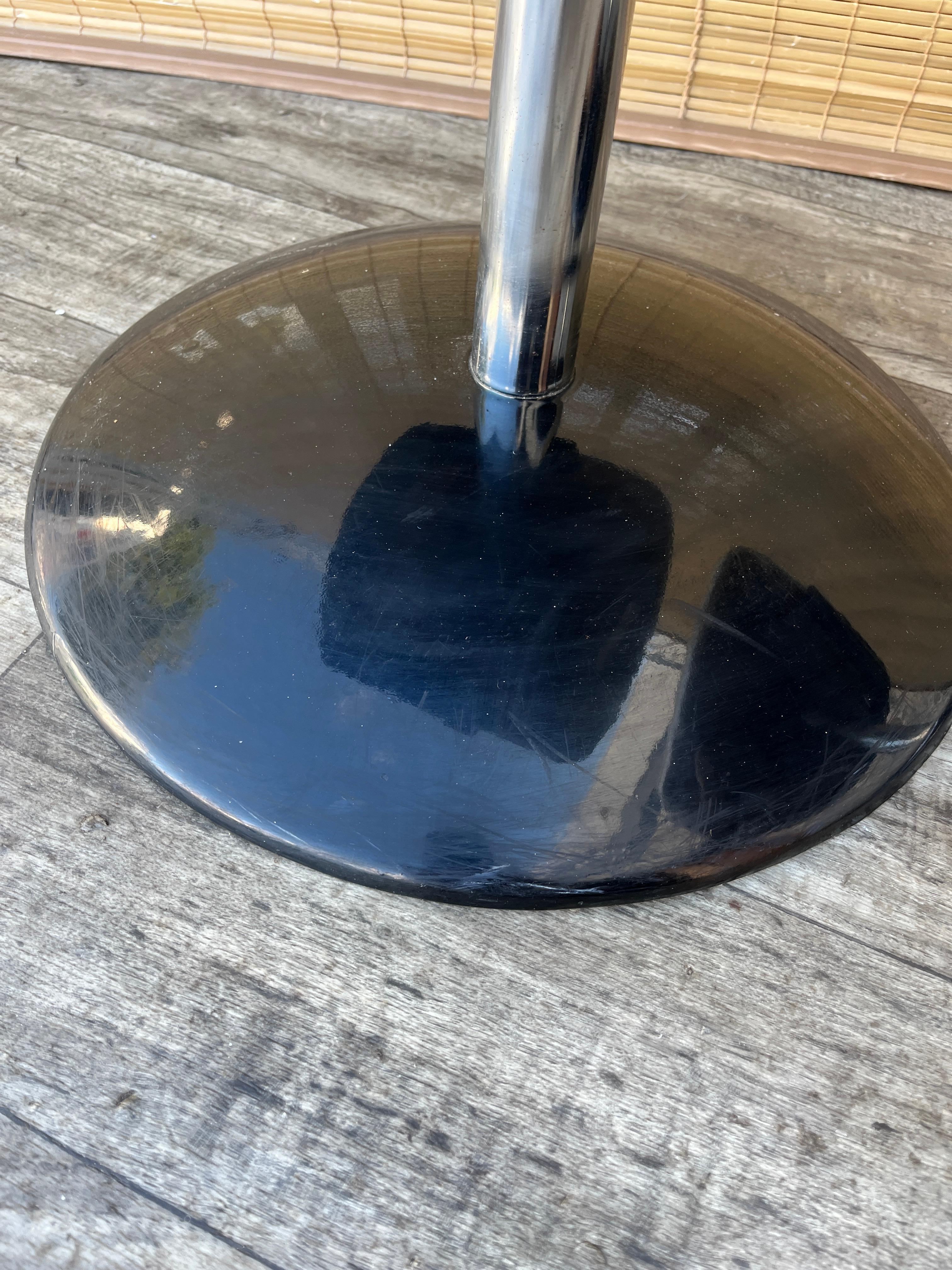 Pair of Mid Century Modern Smoked Lucite Swivel Chairs by Daystrom. Circa 1970s en venta 11