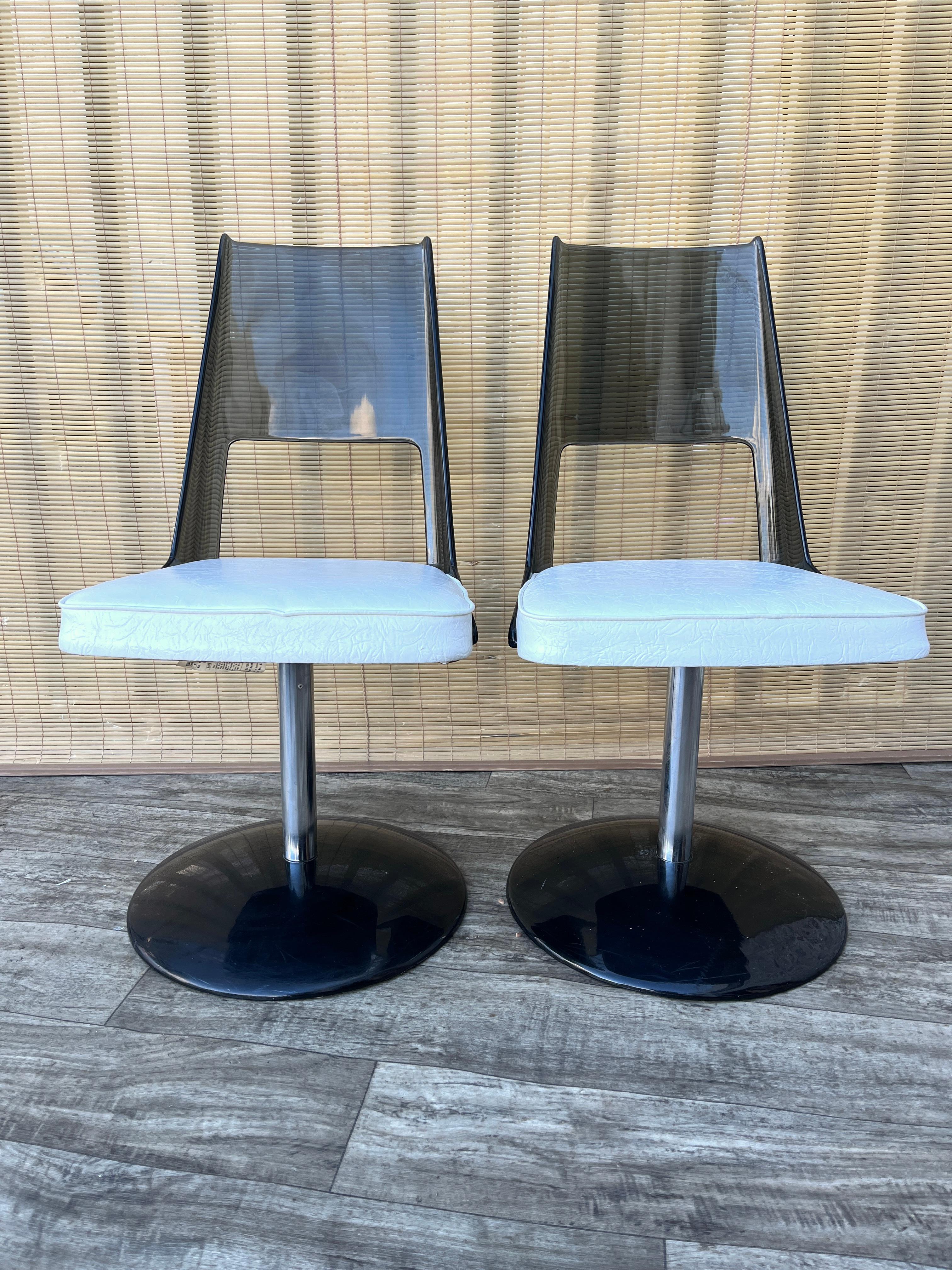 Pair of Mid Century Modern Smoked Lucite Swivel Chairs by Daystrom. Circa 1970s en venta 13