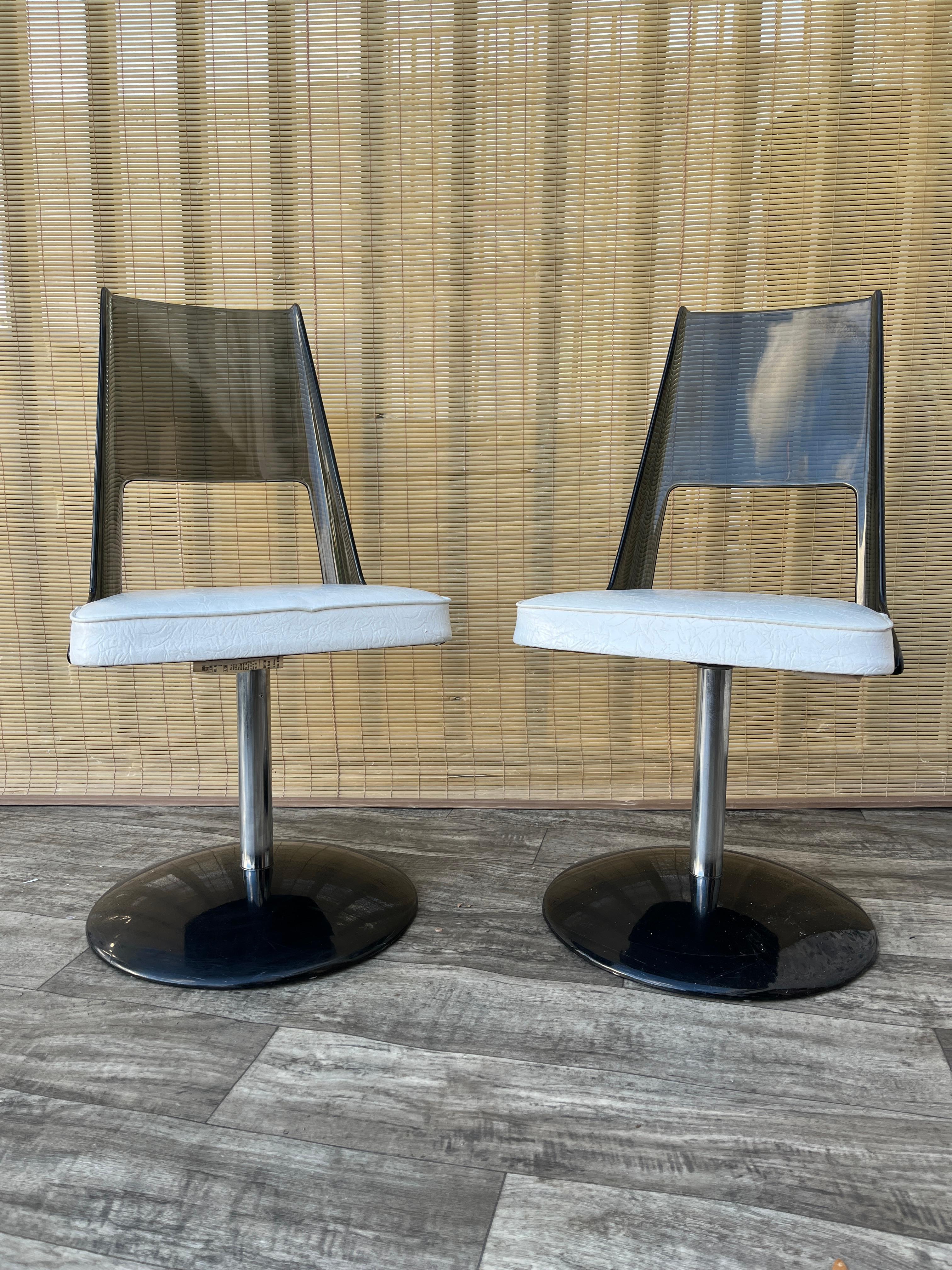 Pair of Mid Century Modern Smoked Lucite Swivel Chairs by Daystrom. Circa 1970s Moderno de mediados de siglo en venta