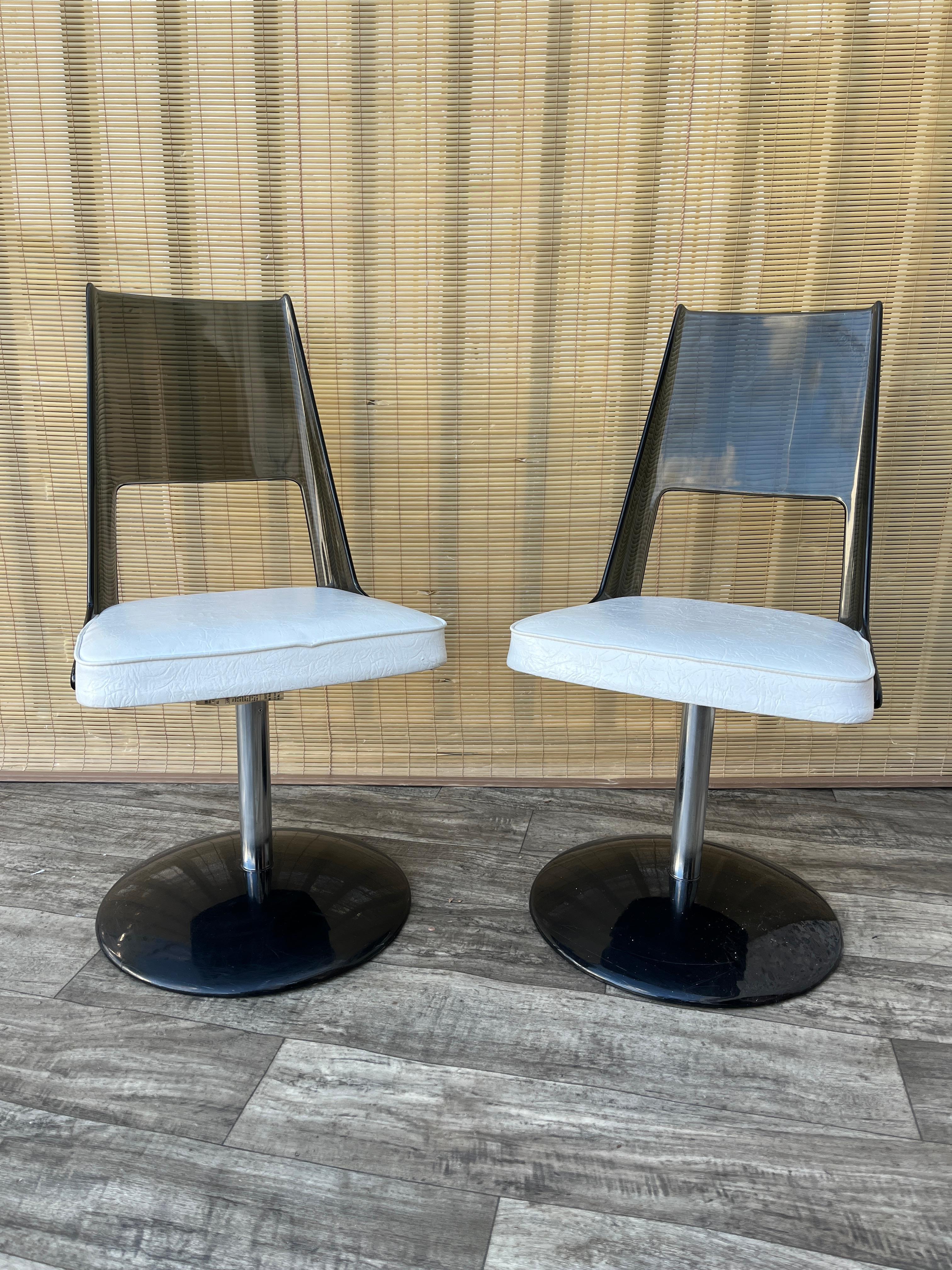 Pair of Mid Century Modern Smoked Lucite Swivel Chairs by Daystrom. Circa 1970s en Bueno estado para la venta en Miami, FL