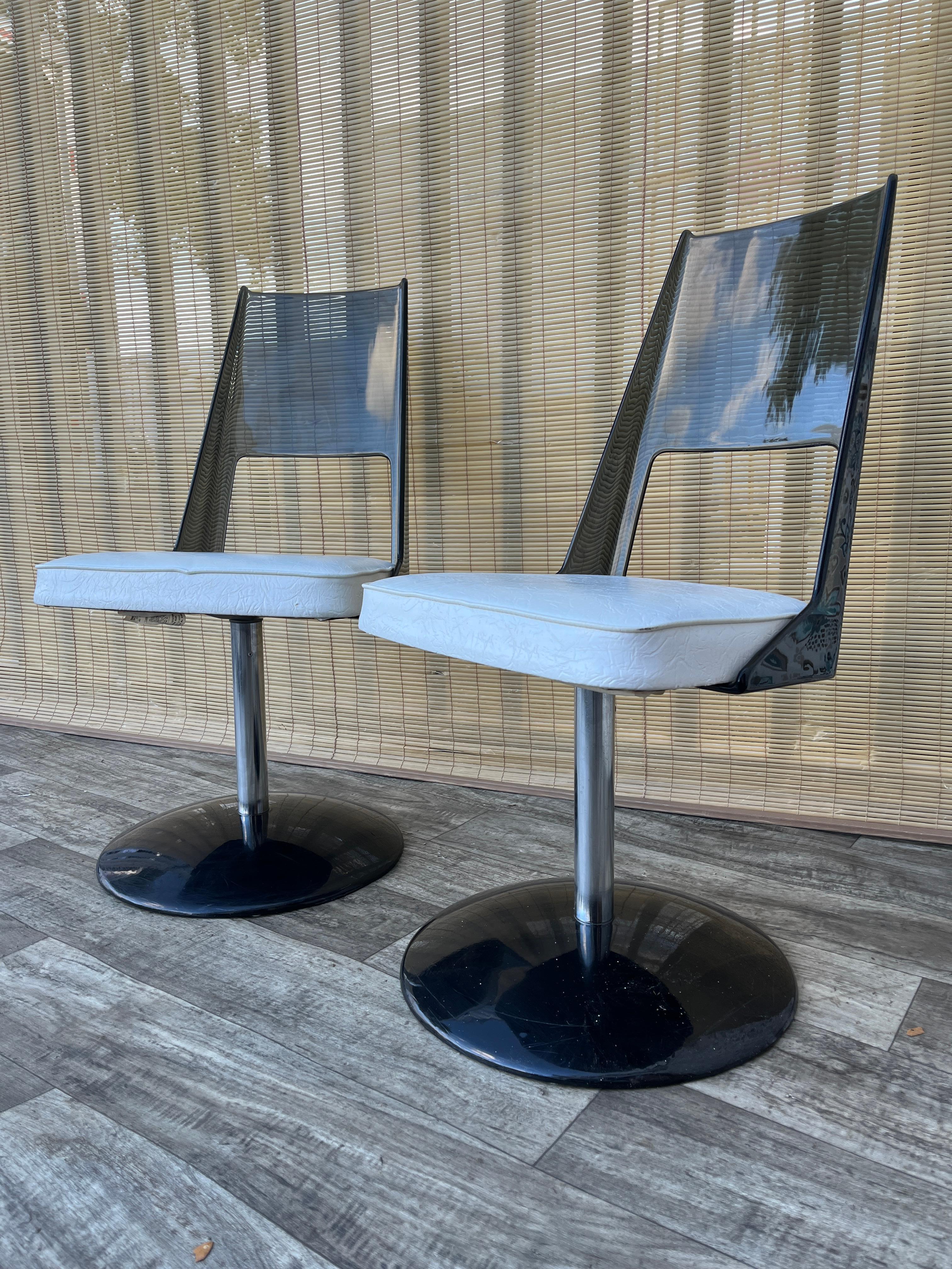 Pair of Mid Century Modern Smoked Lucite Swivel Chairs by Daystrom. Circa 1970s finales del siglo XX en venta