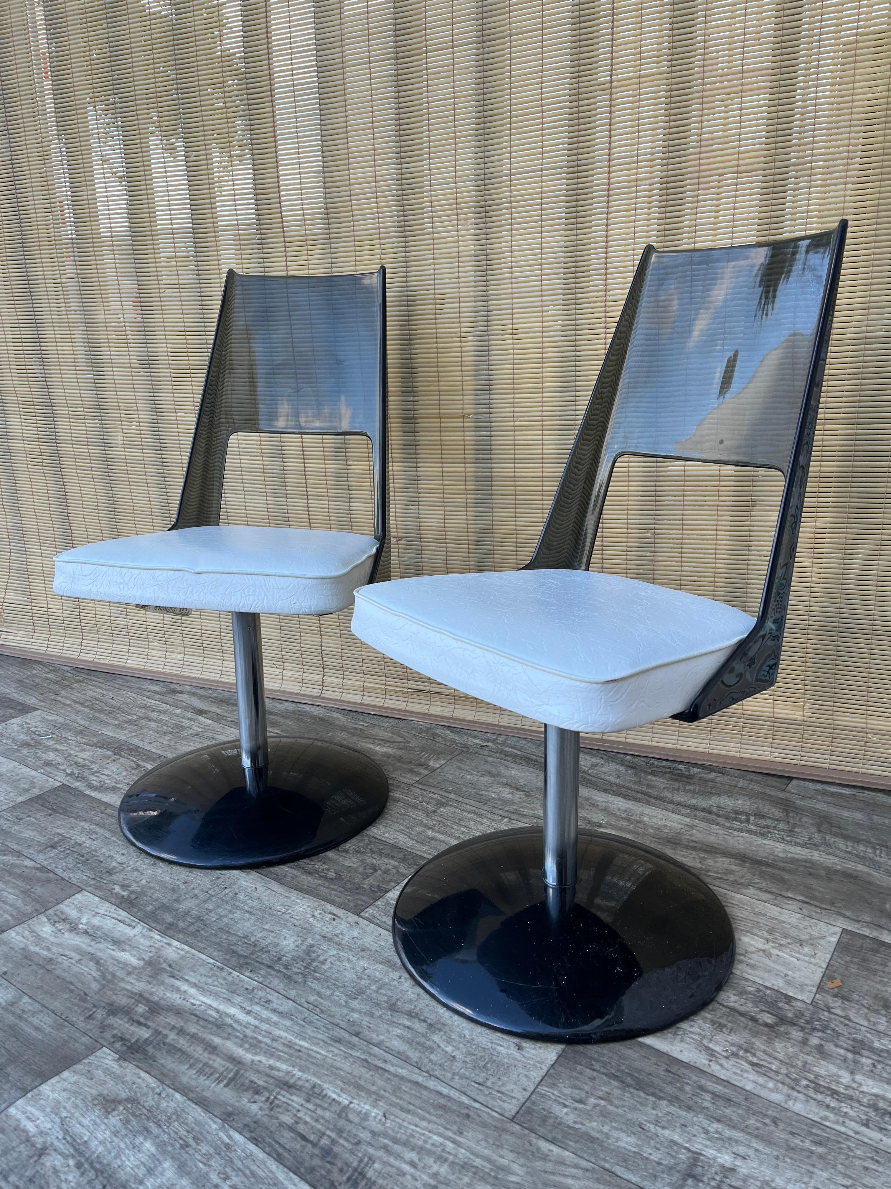 Pair of Mid Century Modern Smoked Lucite Swivel Chairs by Daystrom. Circa 1970s Tapicería en venta