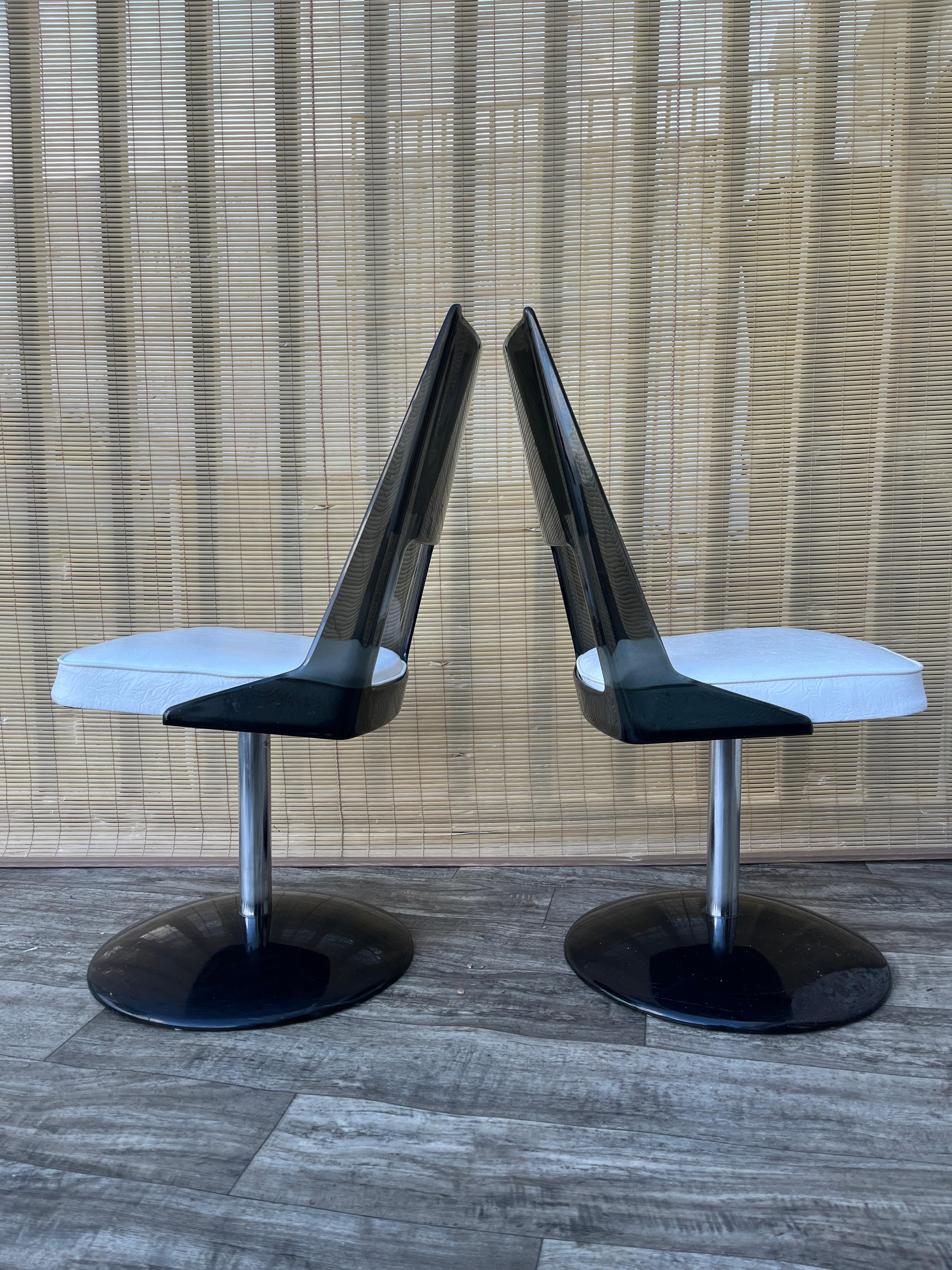 Pair of Mid Century Modern Smoked Lucite Swivel Chairs by Daystrom. Circa 1970s en venta 1