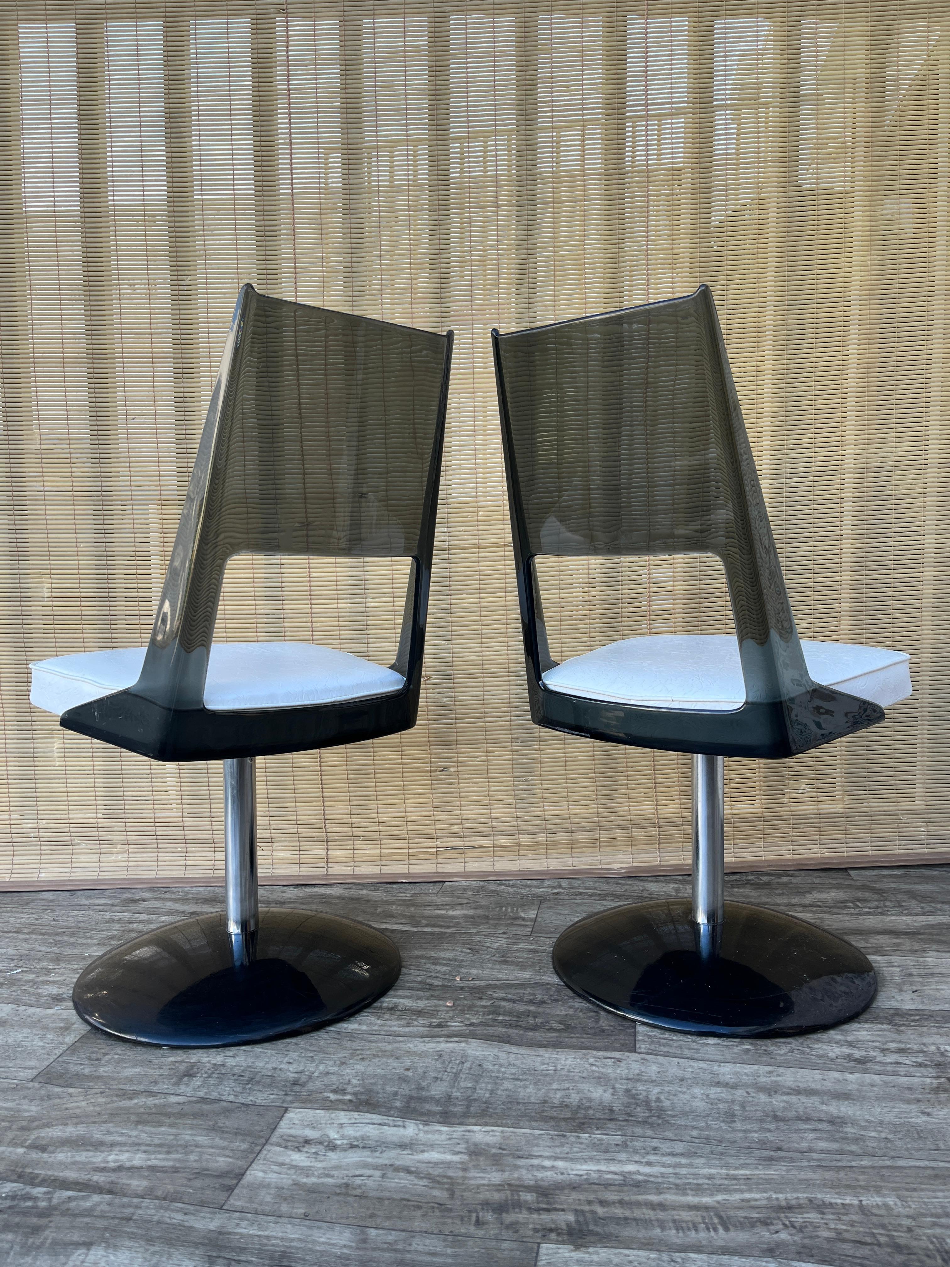 Pair of Mid Century Modern Smoked Lucite Swivel Chairs by Daystrom. Circa 1970s en venta 2