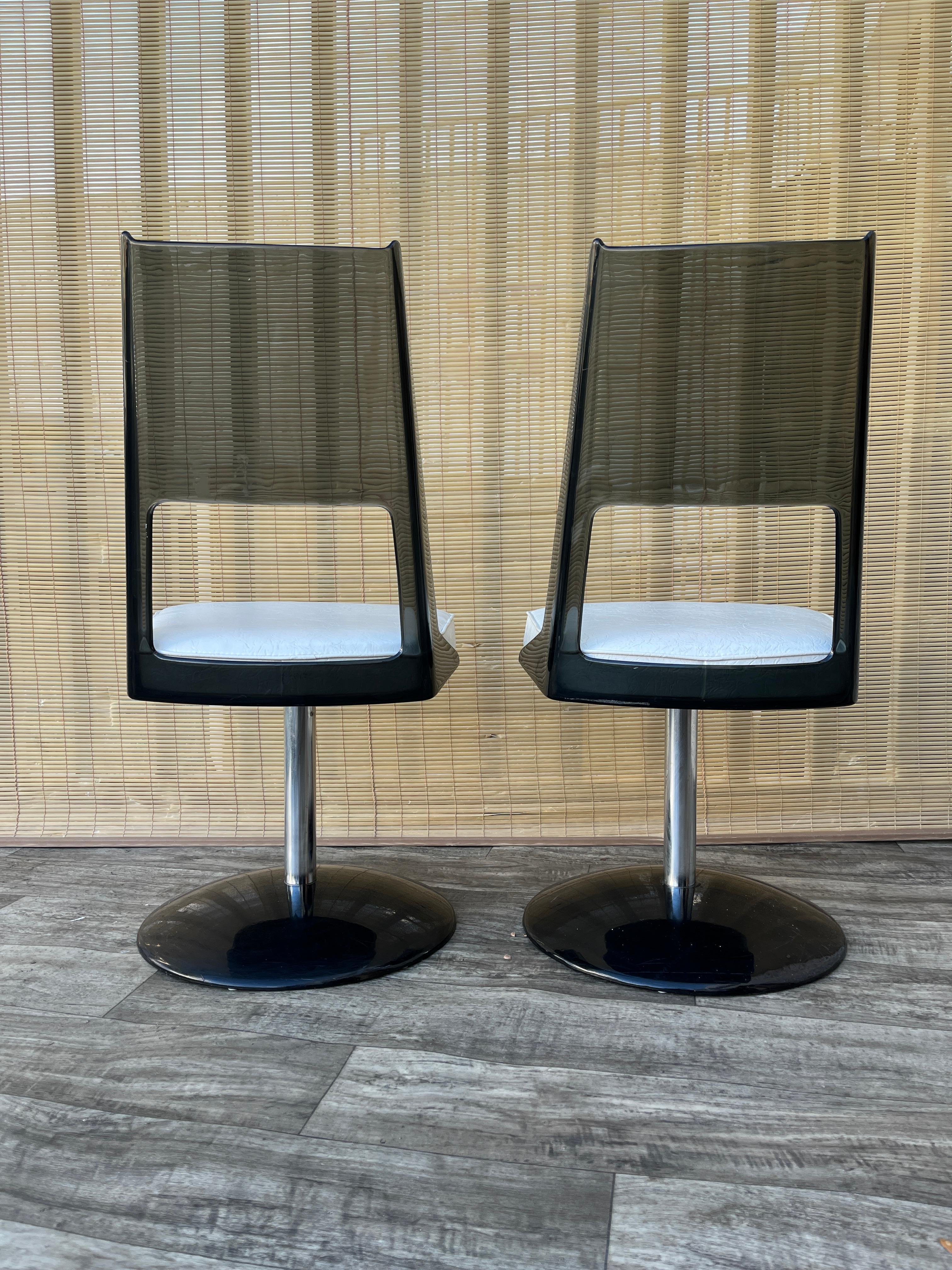 Pair of Mid Century Modern Smoked Lucite Swivel Chairs by Daystrom. Circa 1970s en venta 3