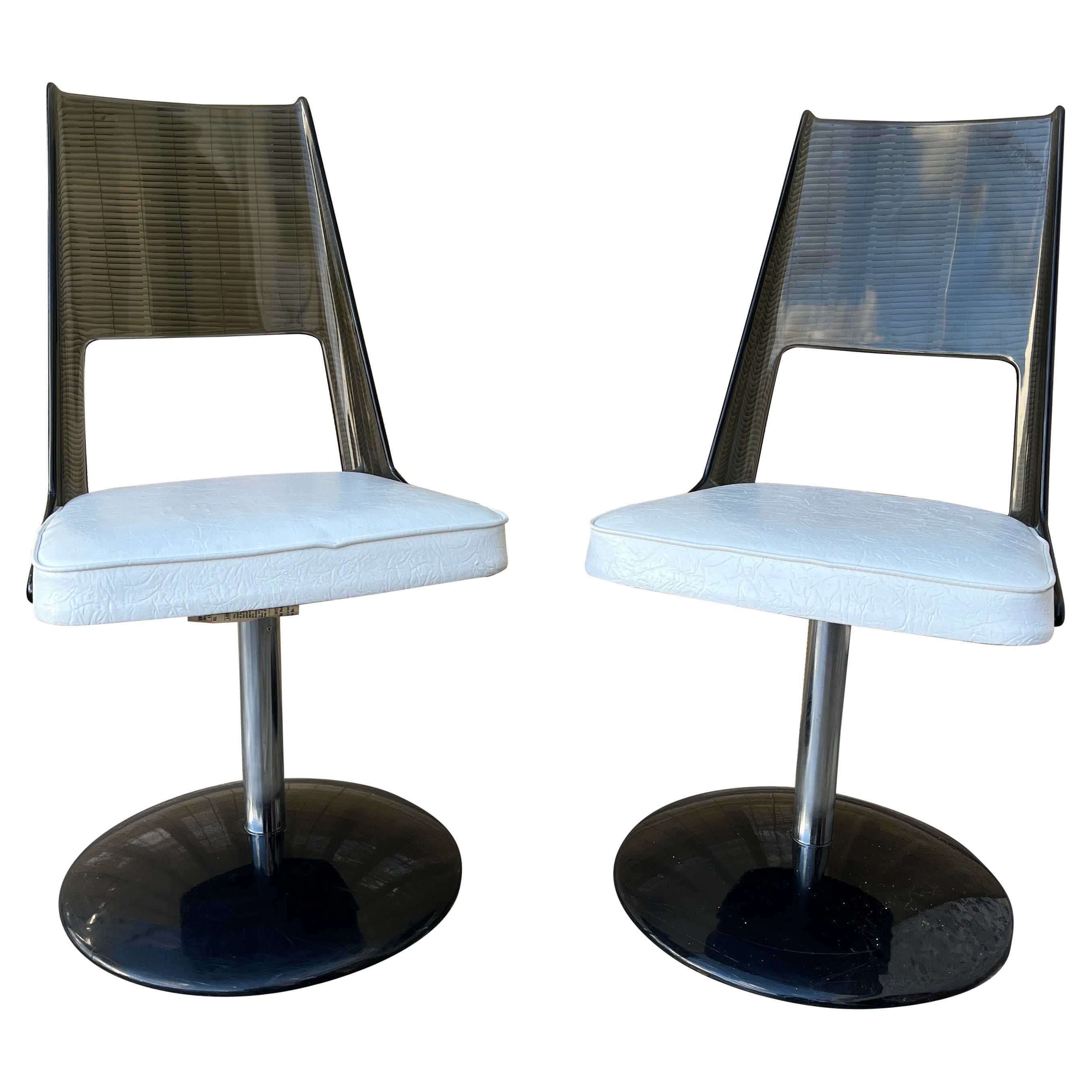 Pair of Mid Century Modern Smoked Lucite Swivel Chairs by Daystrom. Circa 1970s en venta
