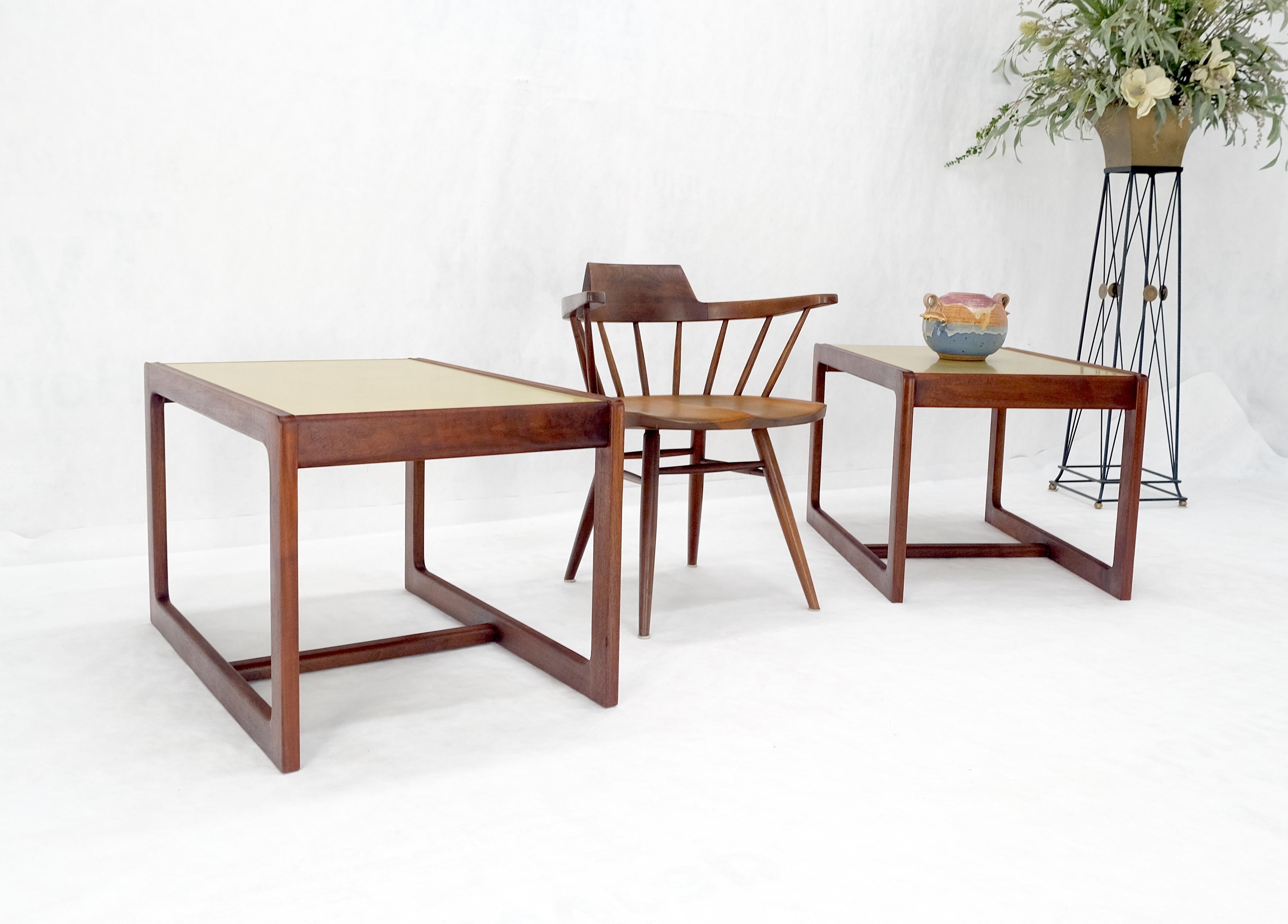 Paire de tables d'appoint en noyer massif huilé du milieu du siècle dernier c1970s avec plateau en laiton en vente 2