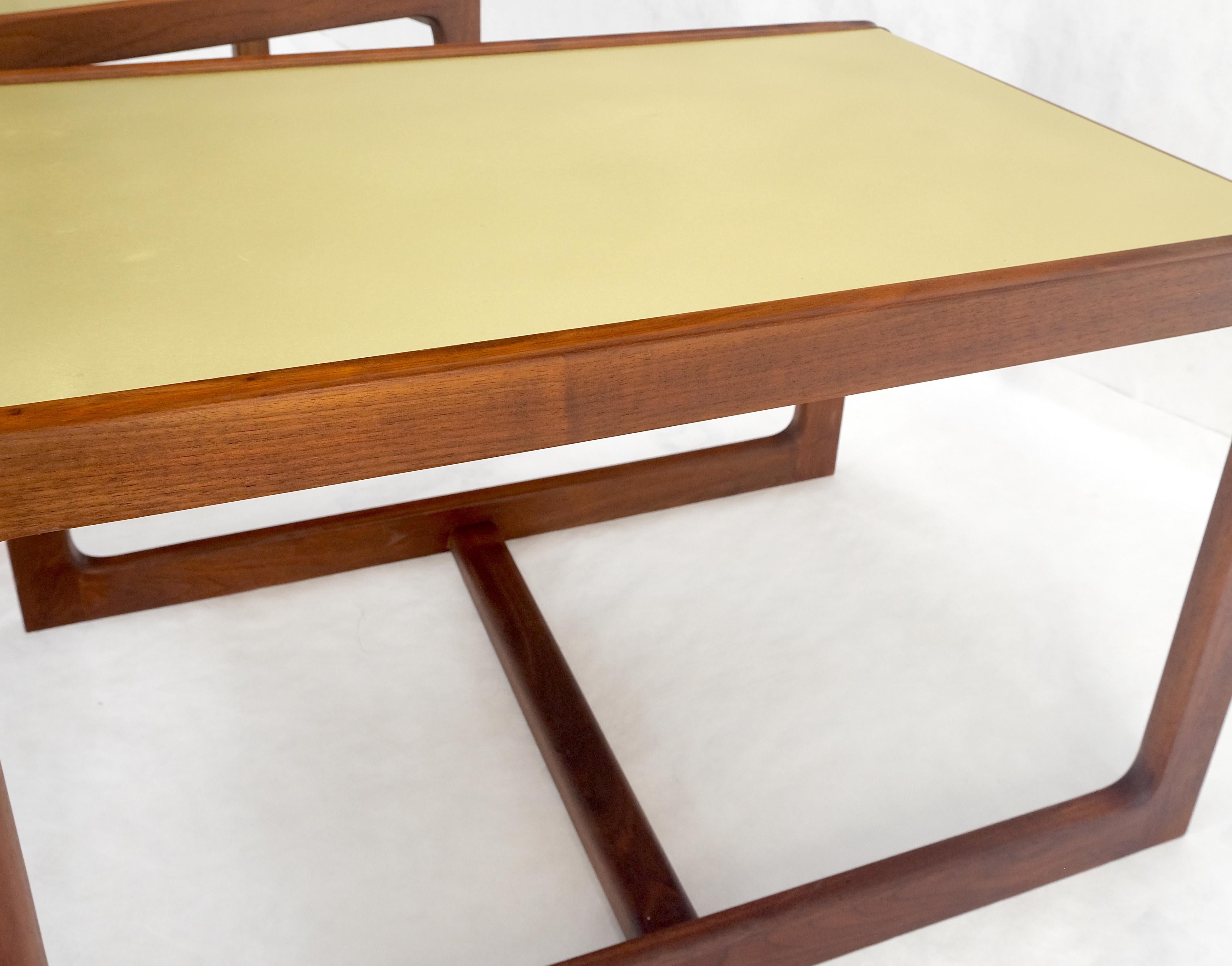 Paire de tables d'appoint en noyer massif huilé du milieu du siècle dernier, c1970s, avec plateau en laiton MINT.