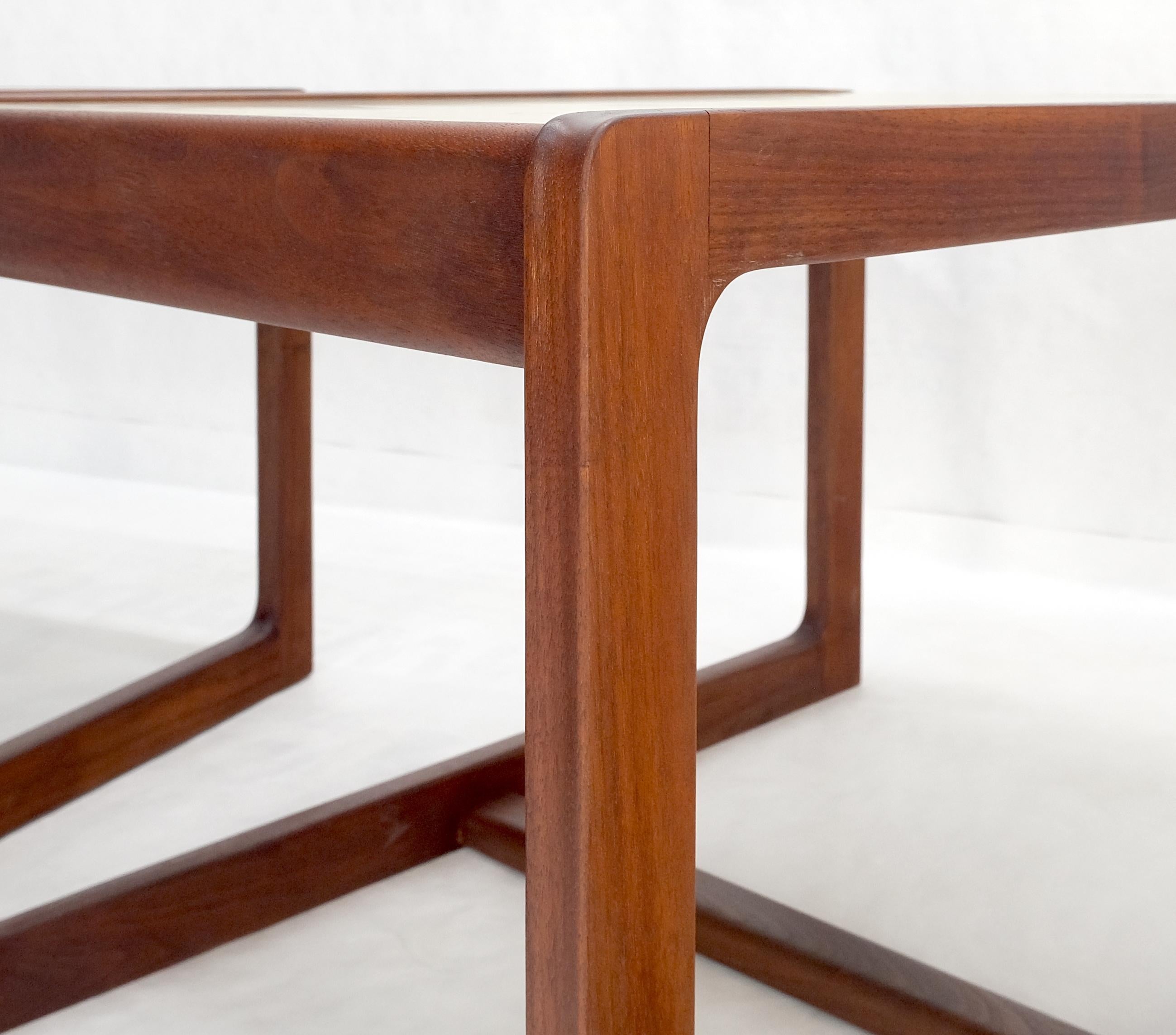 Américain Paire de tables d'appoint en noyer massif huilé du milieu du siècle dernier c1970s avec plateau en laiton en vente