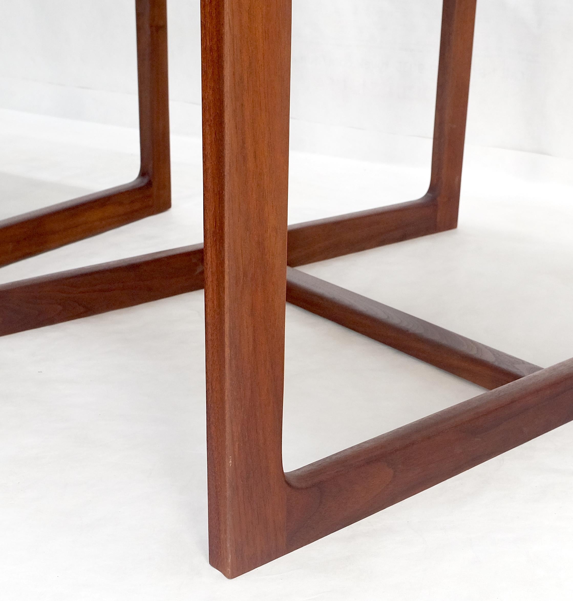 20ième siècle Paire de tables d'appoint en noyer massif huilé du milieu du siècle dernier c1970s avec plateau en laiton en vente