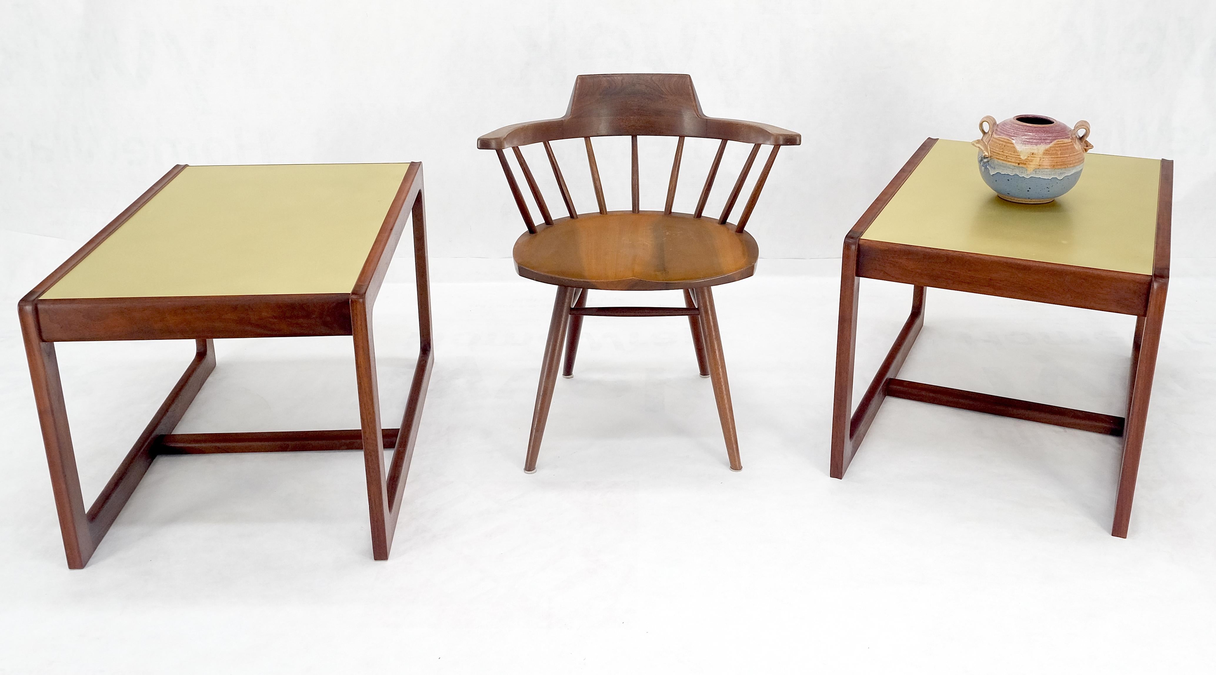 Laiton Paire de tables d'appoint en noyer massif huilé du milieu du siècle dernier c1970s avec plateau en laiton en vente