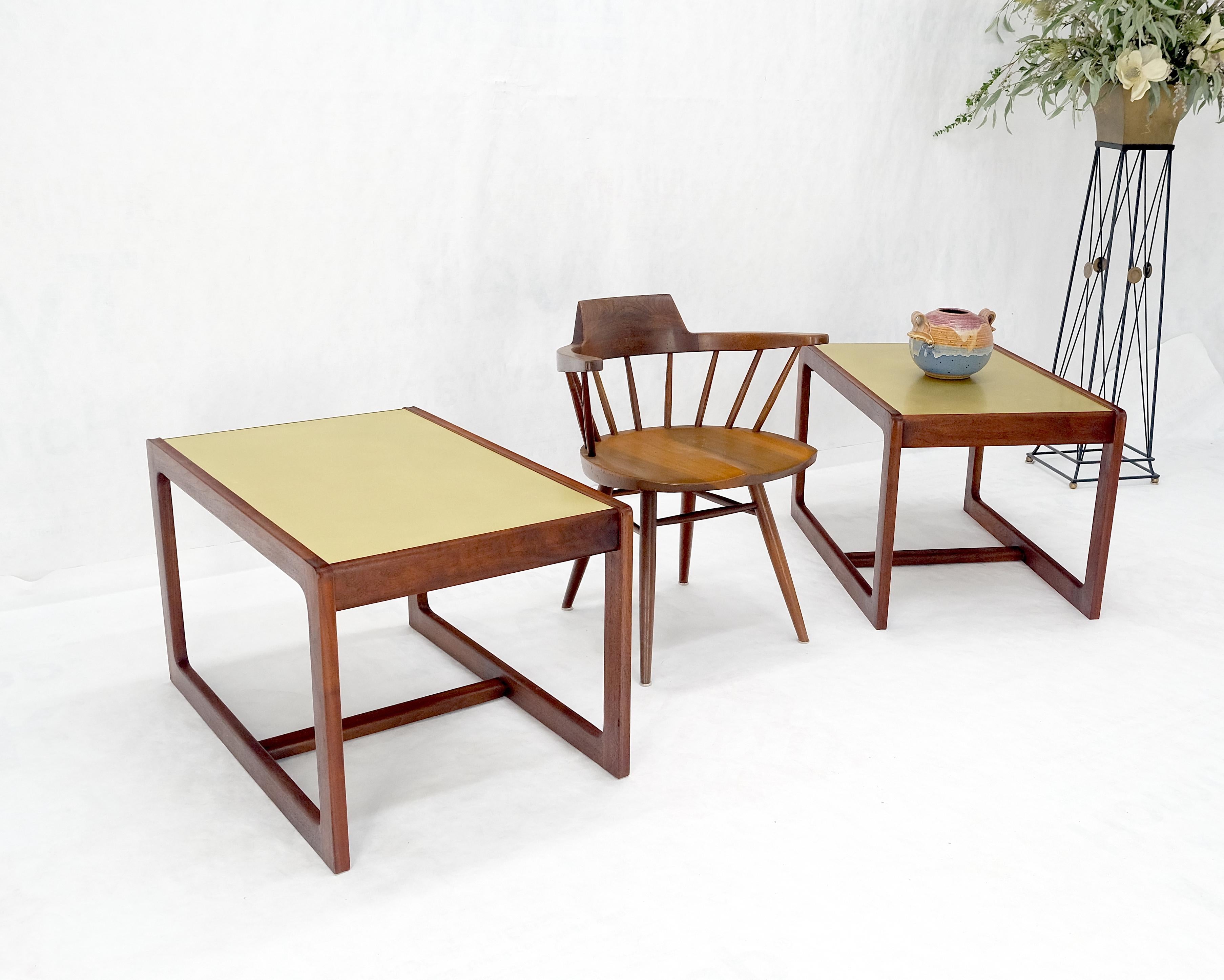 Paire de tables d'appoint en noyer massif huilé du milieu du siècle dernier c1970s avec plateau en laiton en vente 1