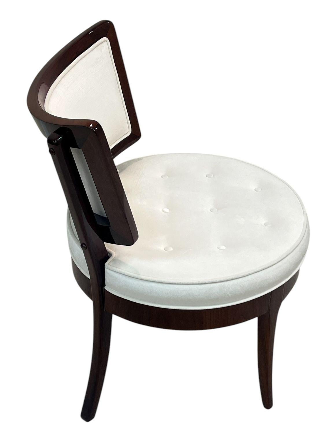 Paire de chaises en noyer massif de style Dunbar de la modernité du milieu du siècle dernier  C. 1950's en vente 3
