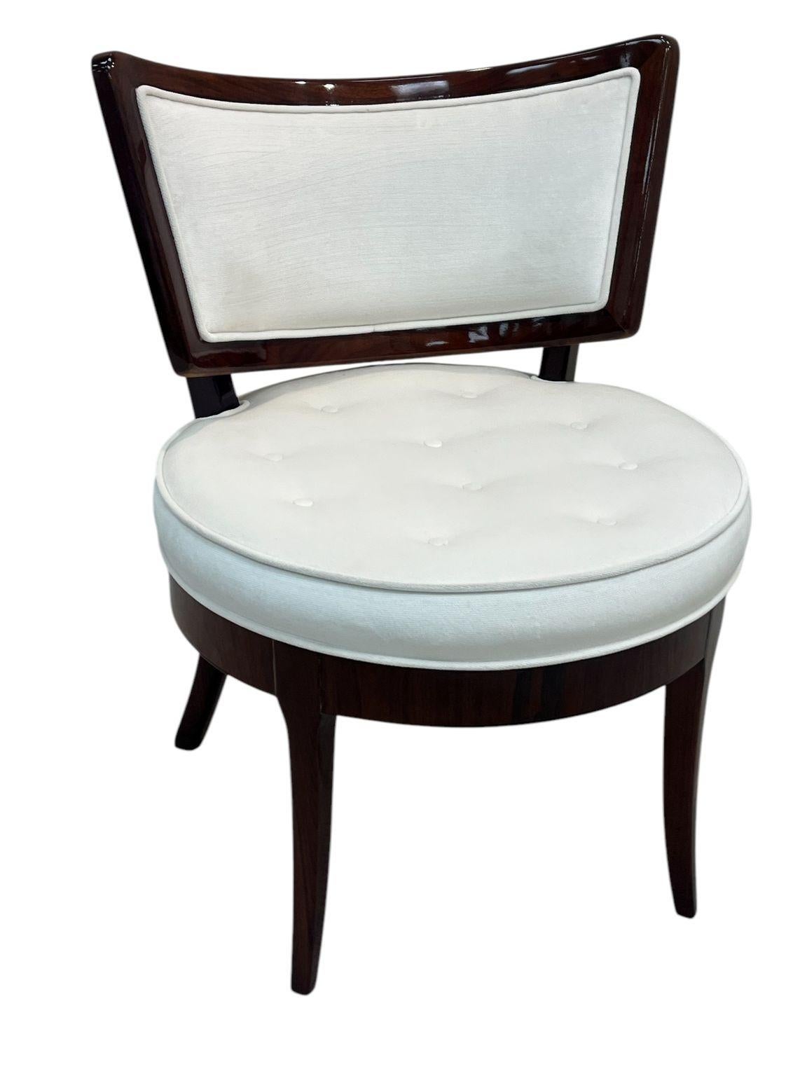 Paire de chaises en noyer massif de style Dunbar de la modernité du milieu du siècle dernier  C. 1950's en vente 4