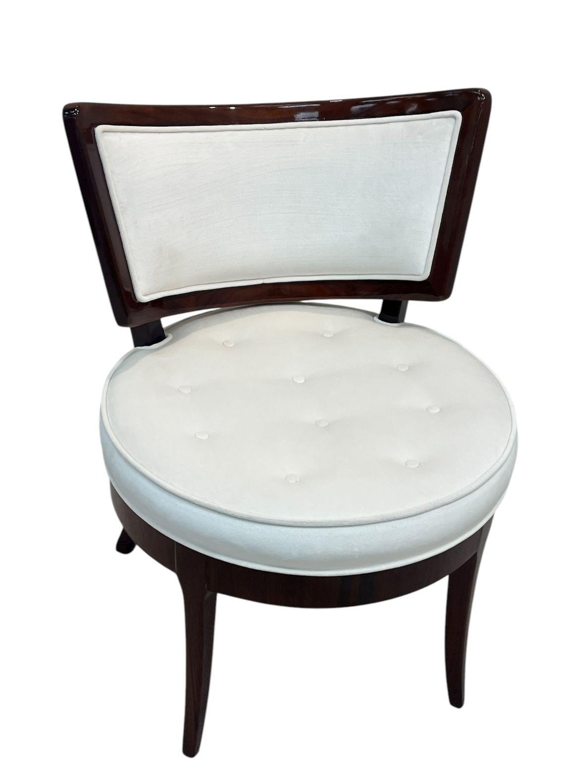 Paire de chaises en noyer massif de style Dunbar de la modernité du milieu du siècle dernier  C. 1950's en vente 5